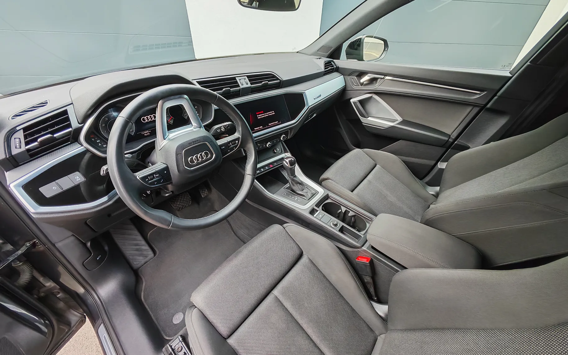 Notranja slika - Audi Q3 - Sportback 35 TFSI S line S tronic - 9