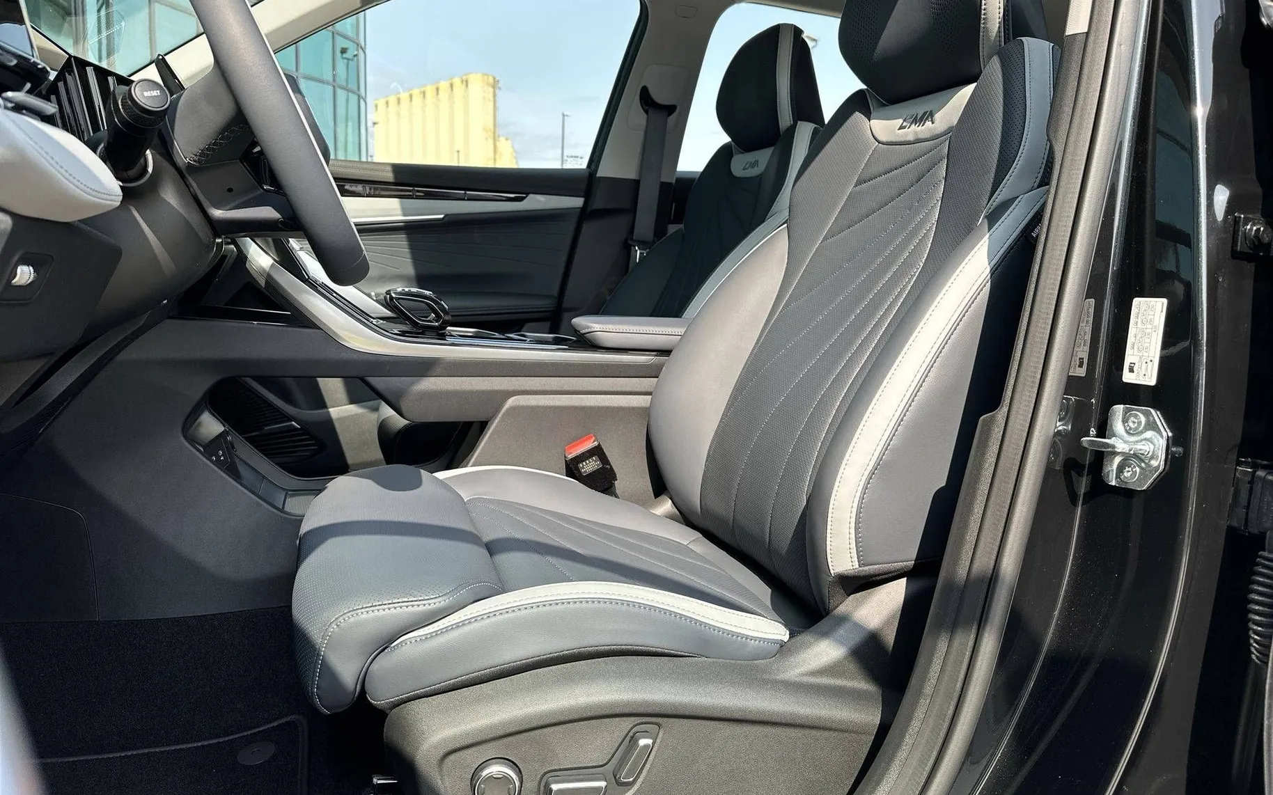 Notranja slika - Geely StarRay - 2.0 TD 8A T AWD GF+ - 10