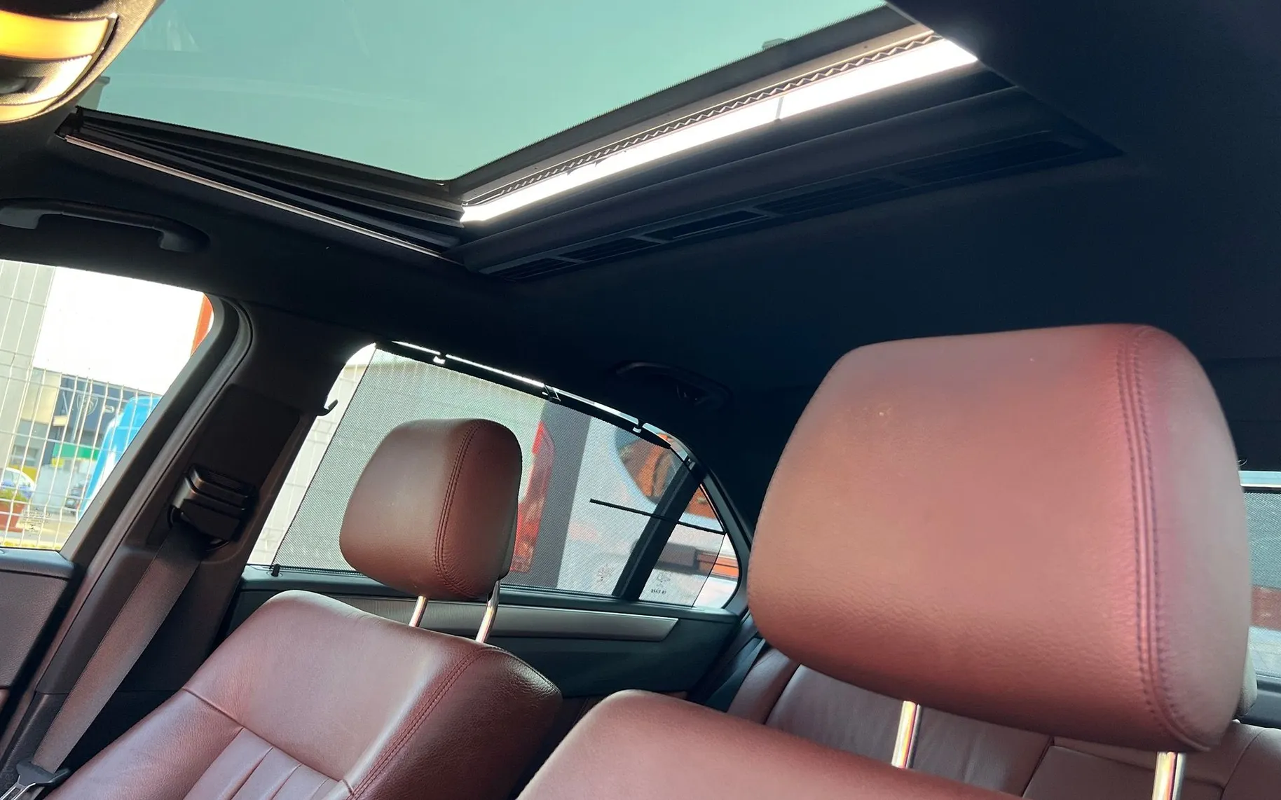 Notranja slika - Mercedes-Benz E-Razred - E 200-LED-ŠIBEDAH-NAVI-USNJE-GRETJE SED-PDC... - 11