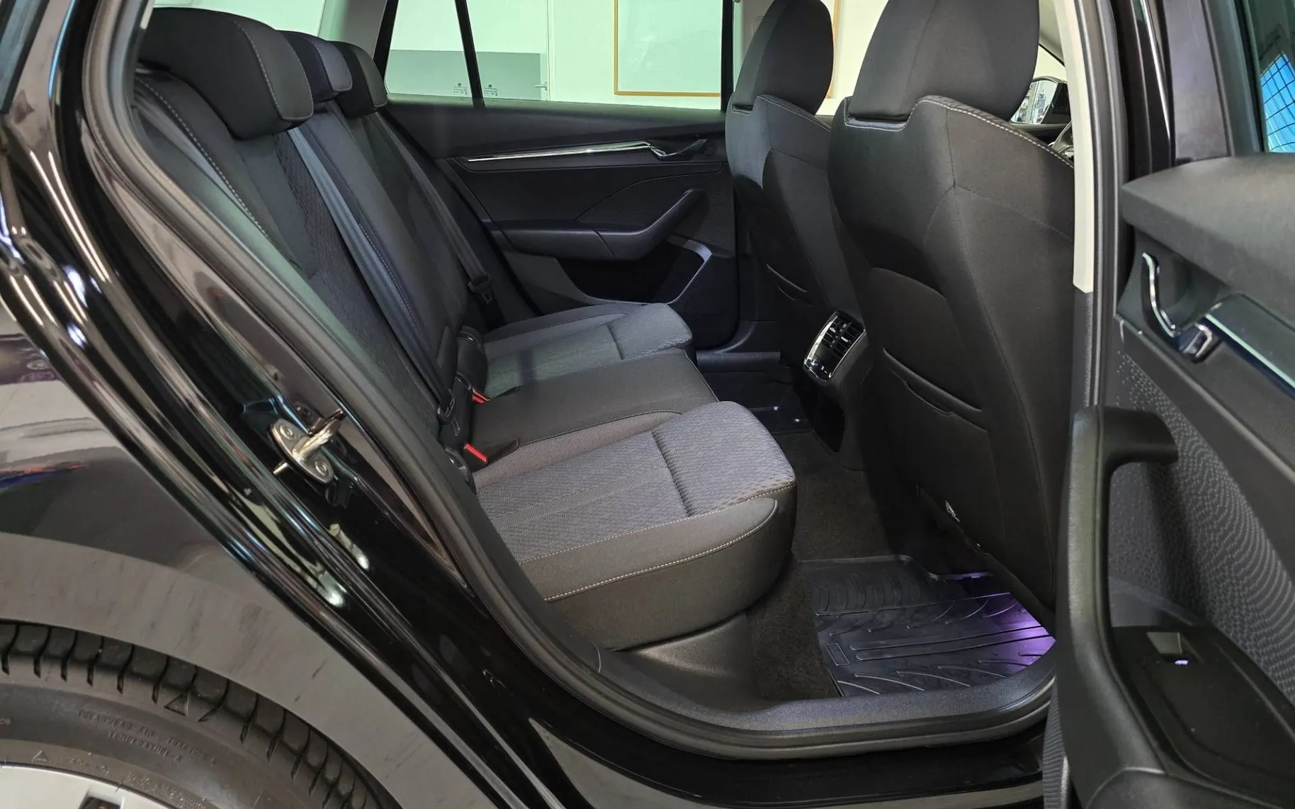 Notranja slika - Škoda Octavia - Combi 2.0 TDI Style DSG- LED.DCC.kamera.HUD.memory - 19