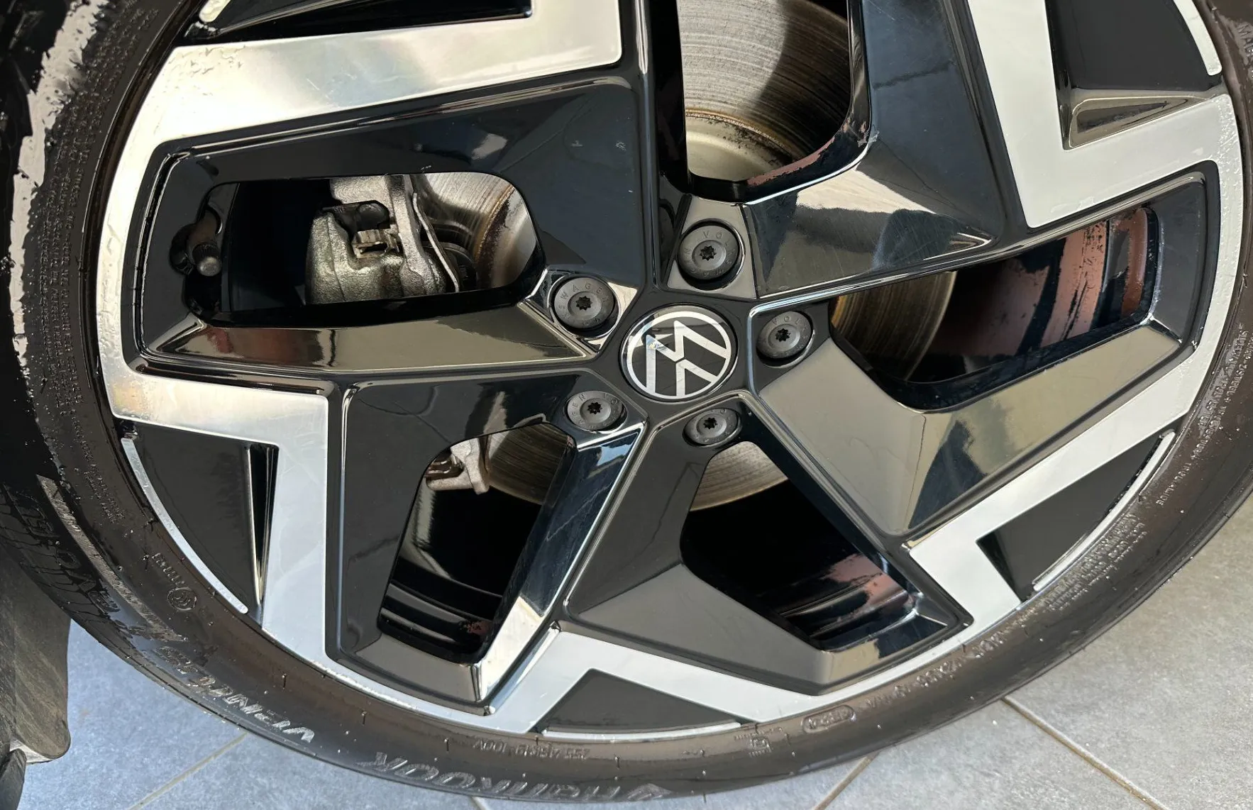 Zunanja slika - Volkswagen Tiguan - 2.0 TDI DSG R-Line 110kW.KAMERA.ACC.USNJE.LED - 16