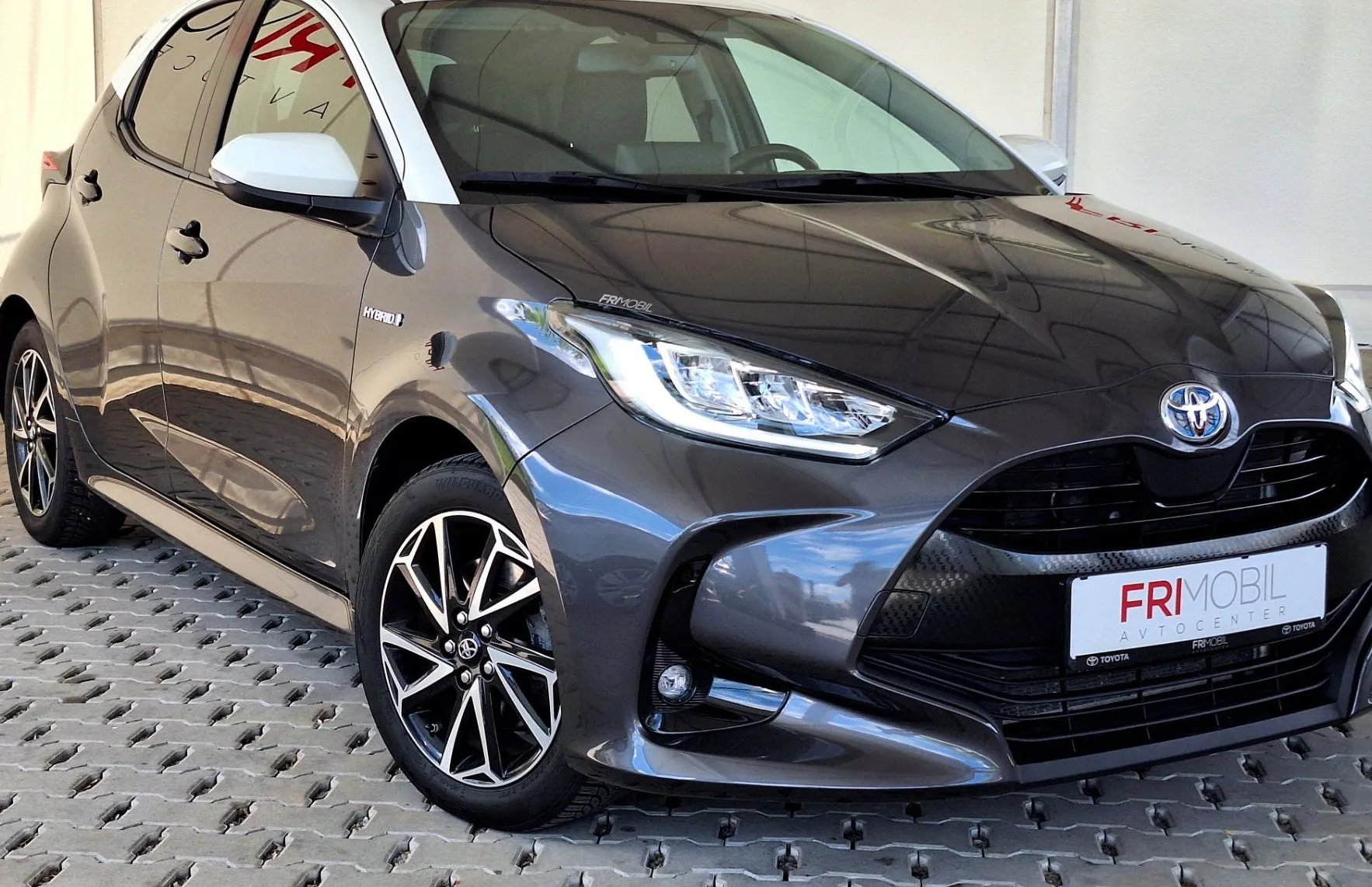 Zunanja slika - Toyota Yaris - Hybrid 1.5 VVT-i Sport BiTone Avt. - 2