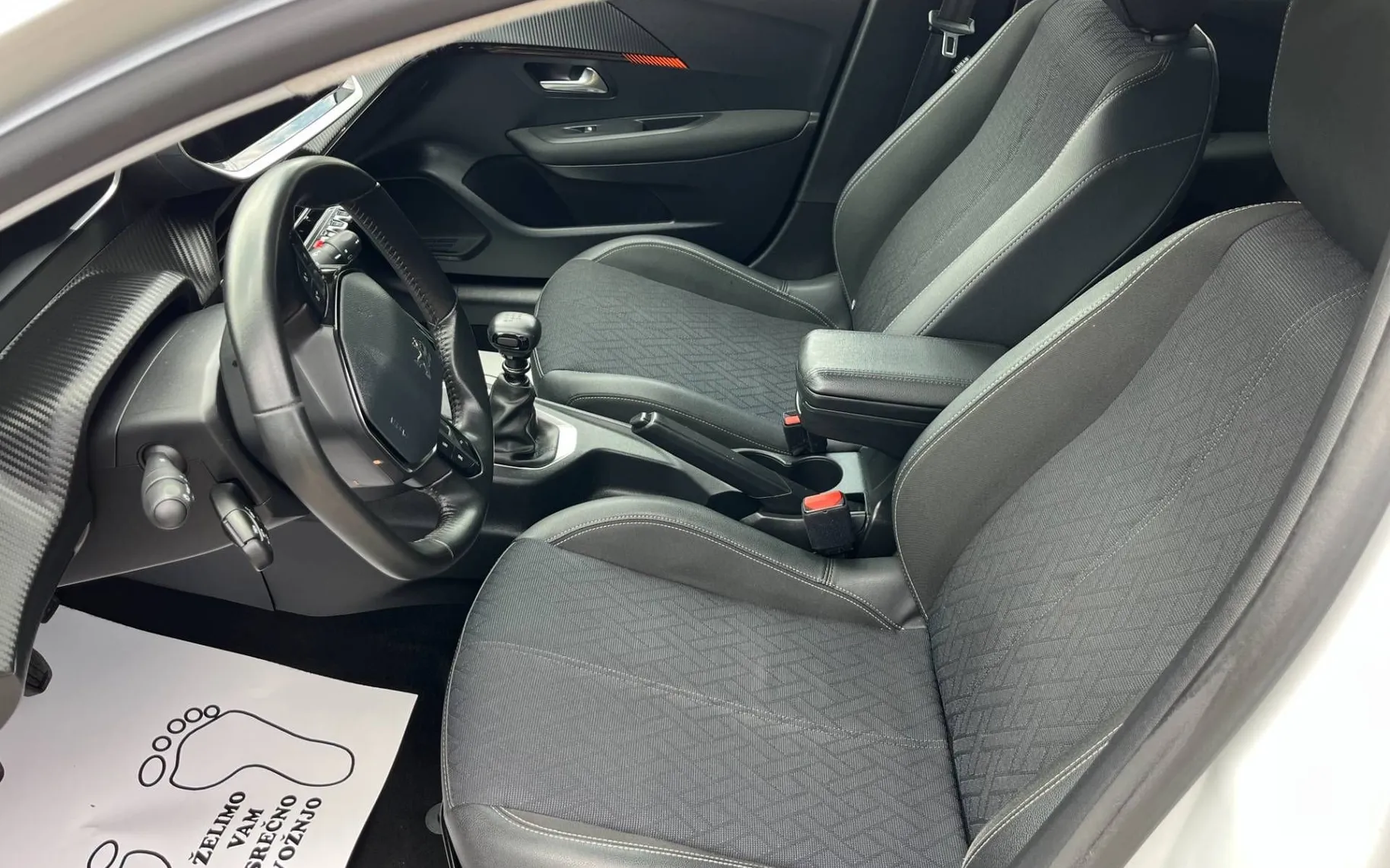 Notranja slika - Peugeot 208 - 1.2 PureTech 100  Allure-1 LASTNICA-ALU-NAVI-PDC - 10