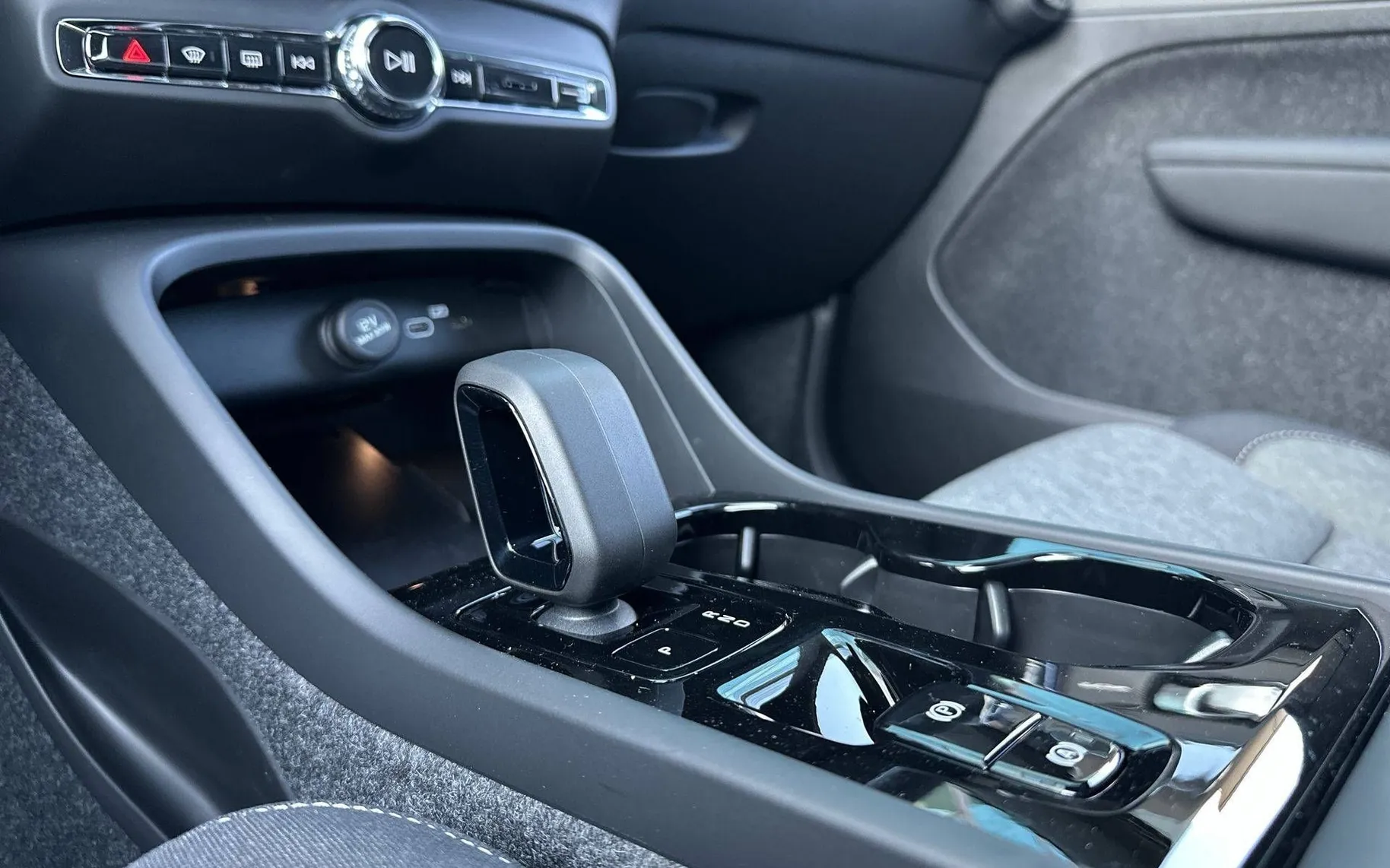 Notranja slika - Volvo XC40 - B3 P Plus Dark AT DCT - 19