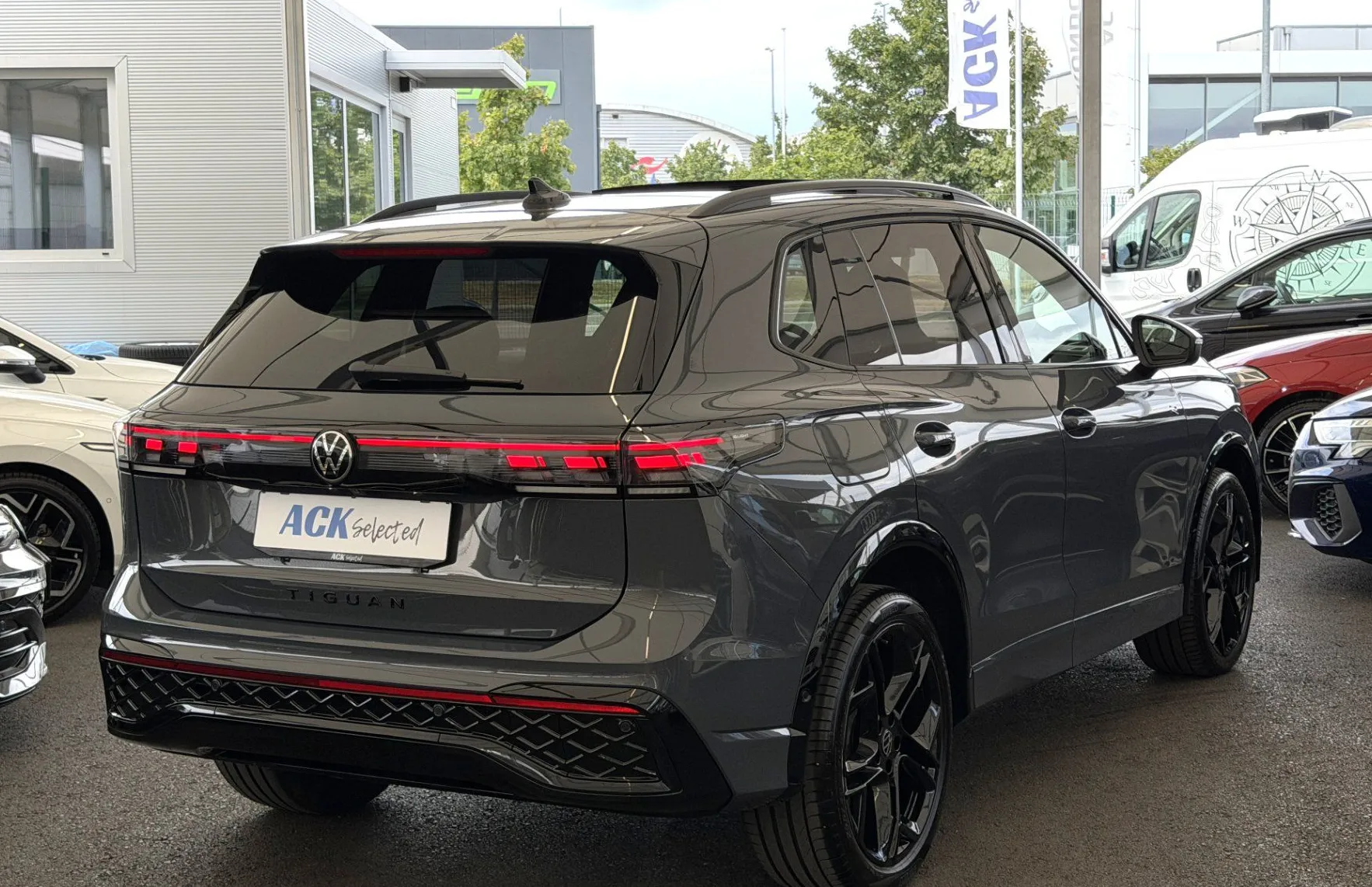 Zunanja slika - Volkswagen Tiguan - 4JOY 2.0TDI DSG SLO 1.Lastnik BLACK STYLE-PANORAMA - 4