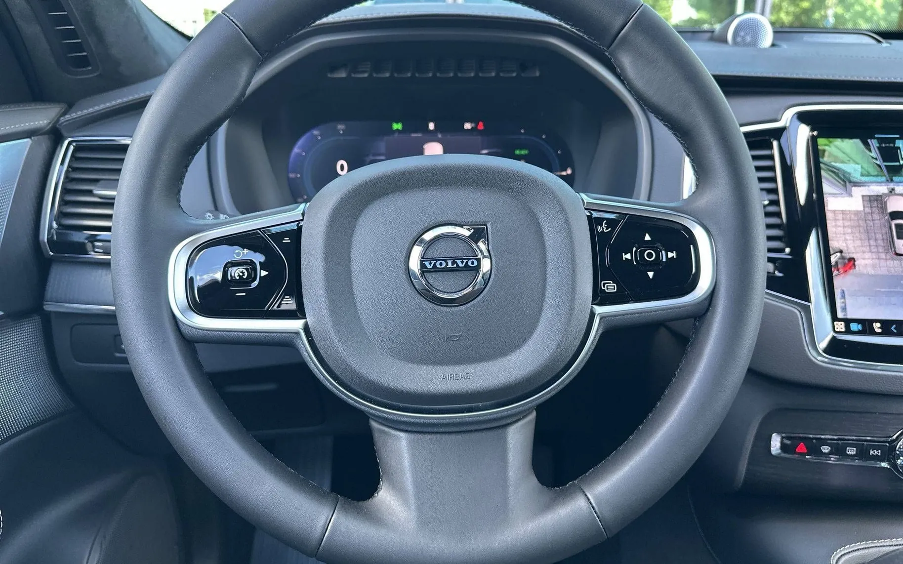 Notranja slika - Volvo XC90 - T8 AWD Ultra Dark 7s 3 leta garancije + 3 servisi. - 14