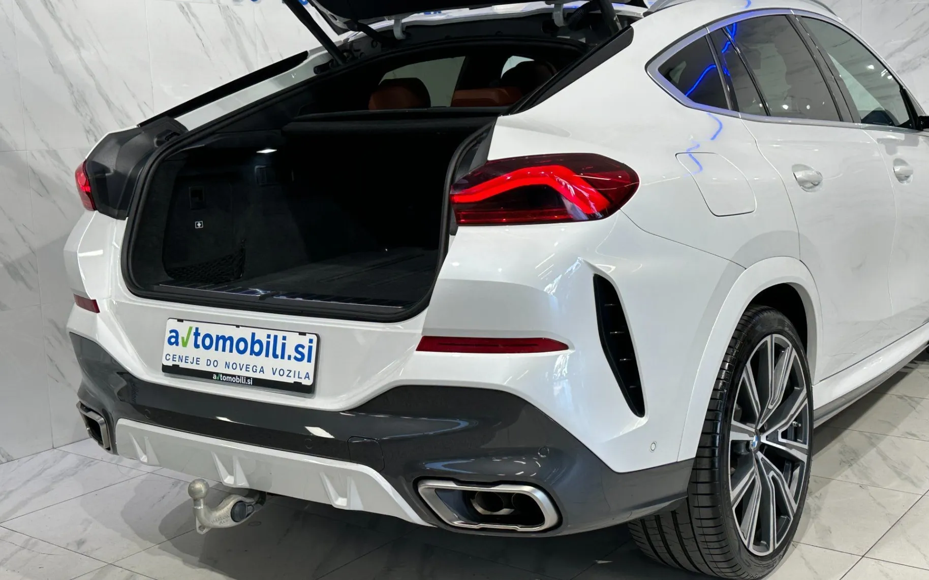 Notranja slika - BMW serija X6: - M50i|xD|SkyL|SoftC|R22|Kljuka|BowersW|ACC|HUD|360K - 7