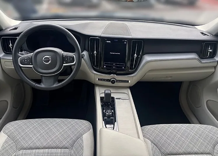 Zunanja slika - Volvo XC60 - B4  D  Core AT FWD - 9