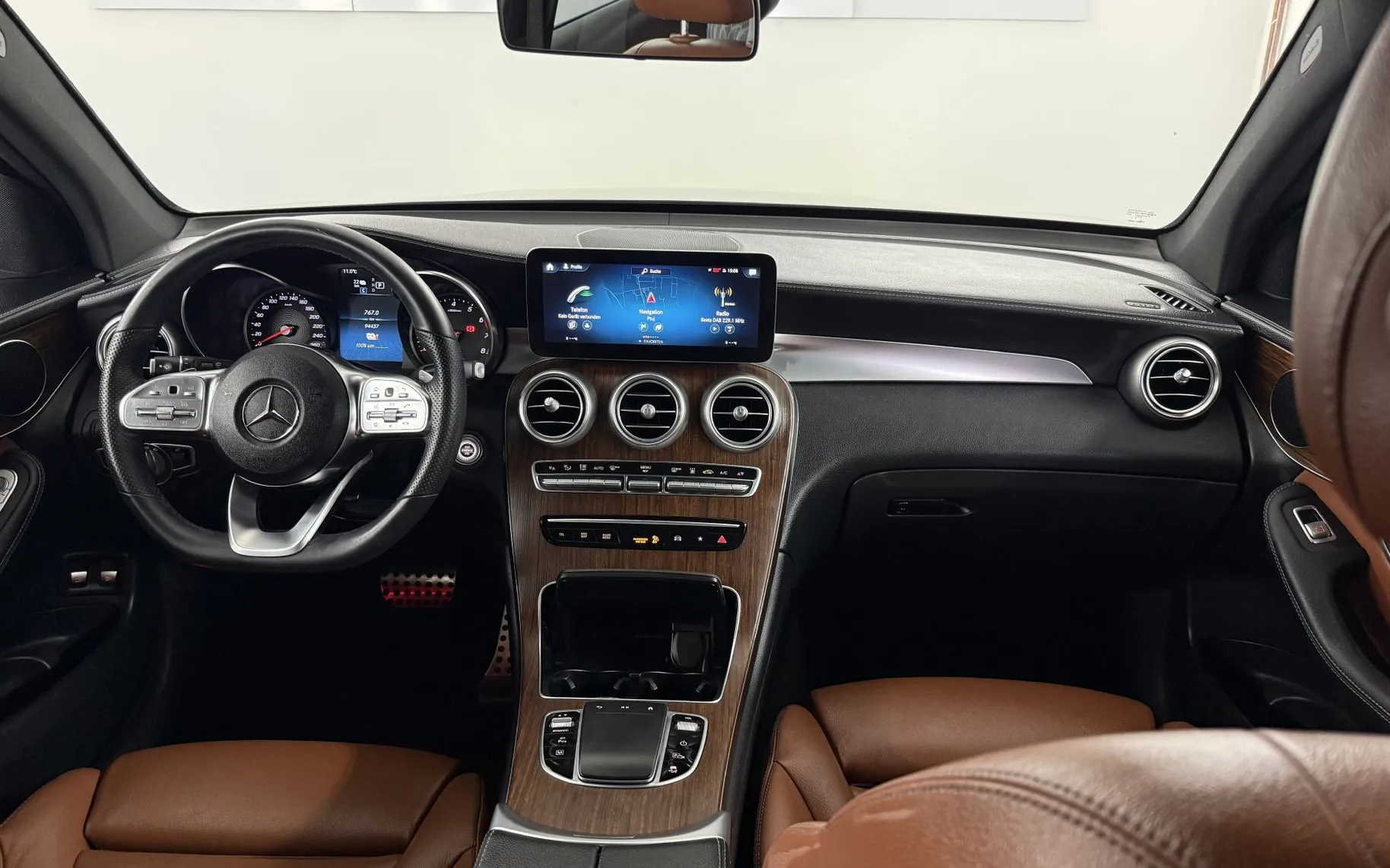 Notranja slika - Mercedes-Benz GLC-Razred - GLC 300 e 4MATIC AMG.NEMŠKI+4ALU.USNJE.LED.KAMERA - 14