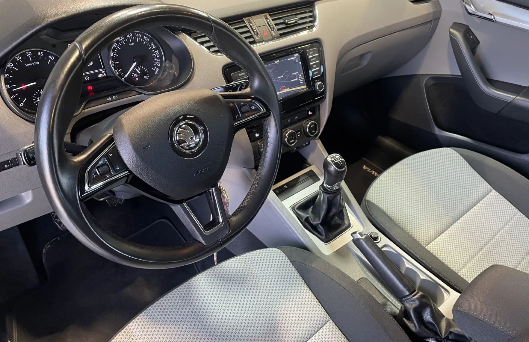 Zunanja slika - Škoda Octavia - VELIK SERVIS-NAVIGACIJA-TEMPOMAT-PDC-ALU-AVT.KLIMA - 7