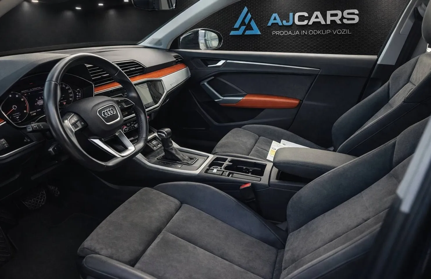 Zunanja slika - Audi Q3 - Sportback 35 TFSI S tronic S Line-Matrix-Panorama-Kamera - 2