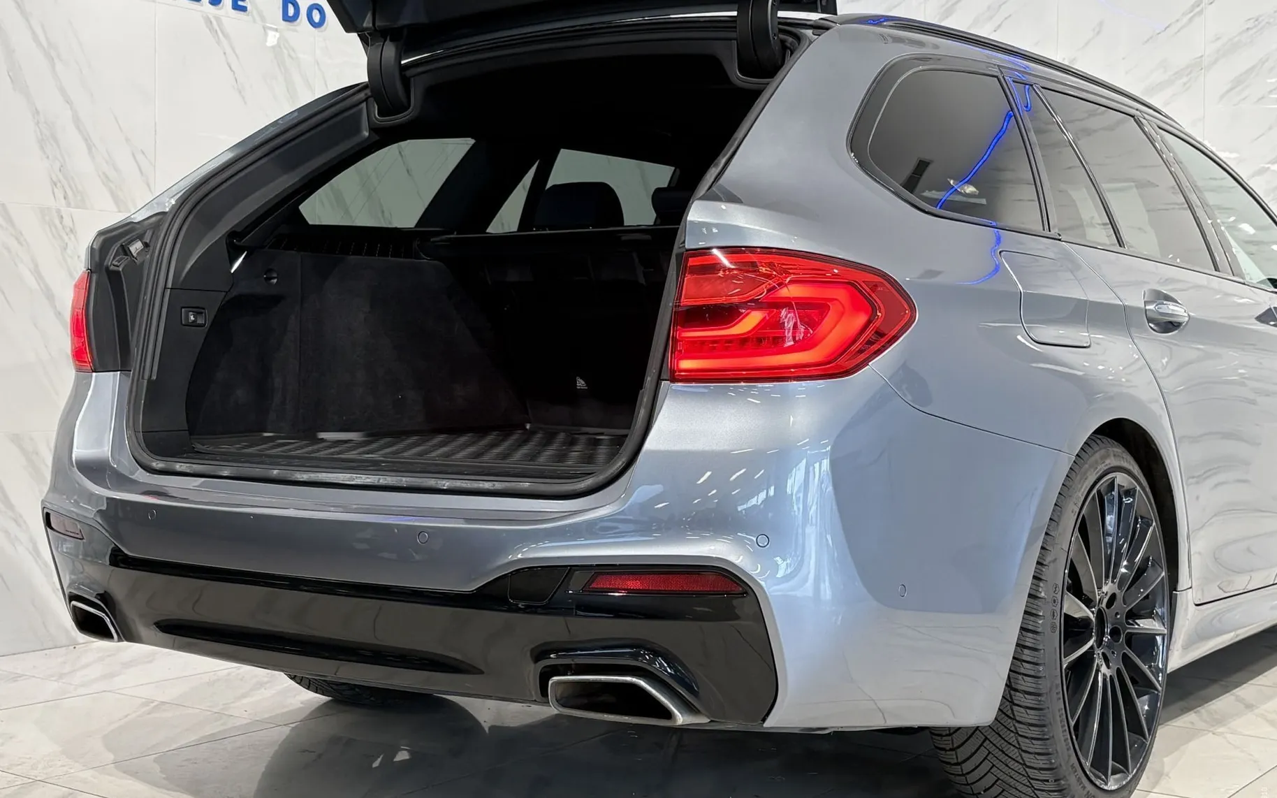 Notranja slika - BMW serija 5 Touring: - 530d|xD|M|ACC|Laser|360K|HUD|BW|NightV|Zračno|TV| - 7