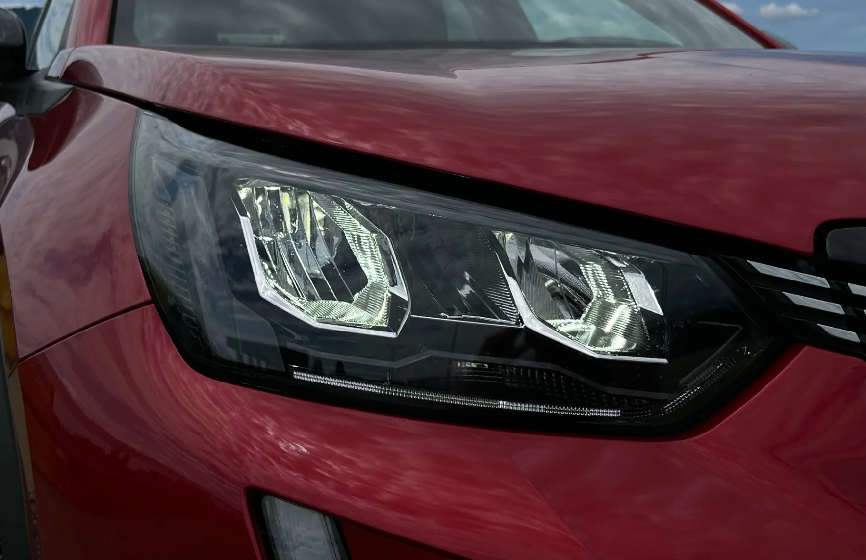 Zunanja slika - Peugeot 2008 - reTech 100 Allure Pack LED. 180° POGLED. NAVI. SLO - 4