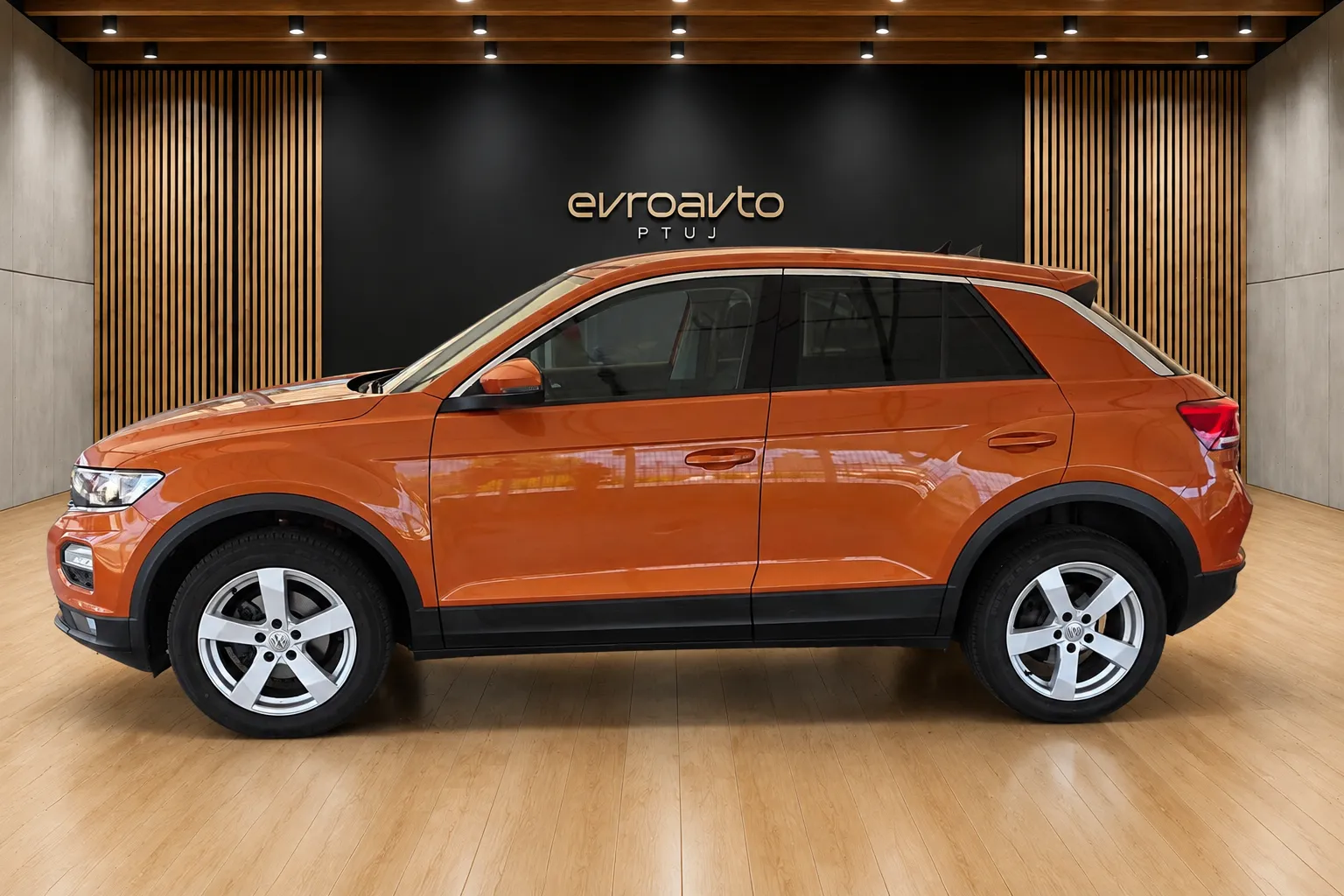 Notranja slika - Volkswagen T-Roc - 1.6 TDI BMT Style Dod.zimske gume na platiščih - 8
