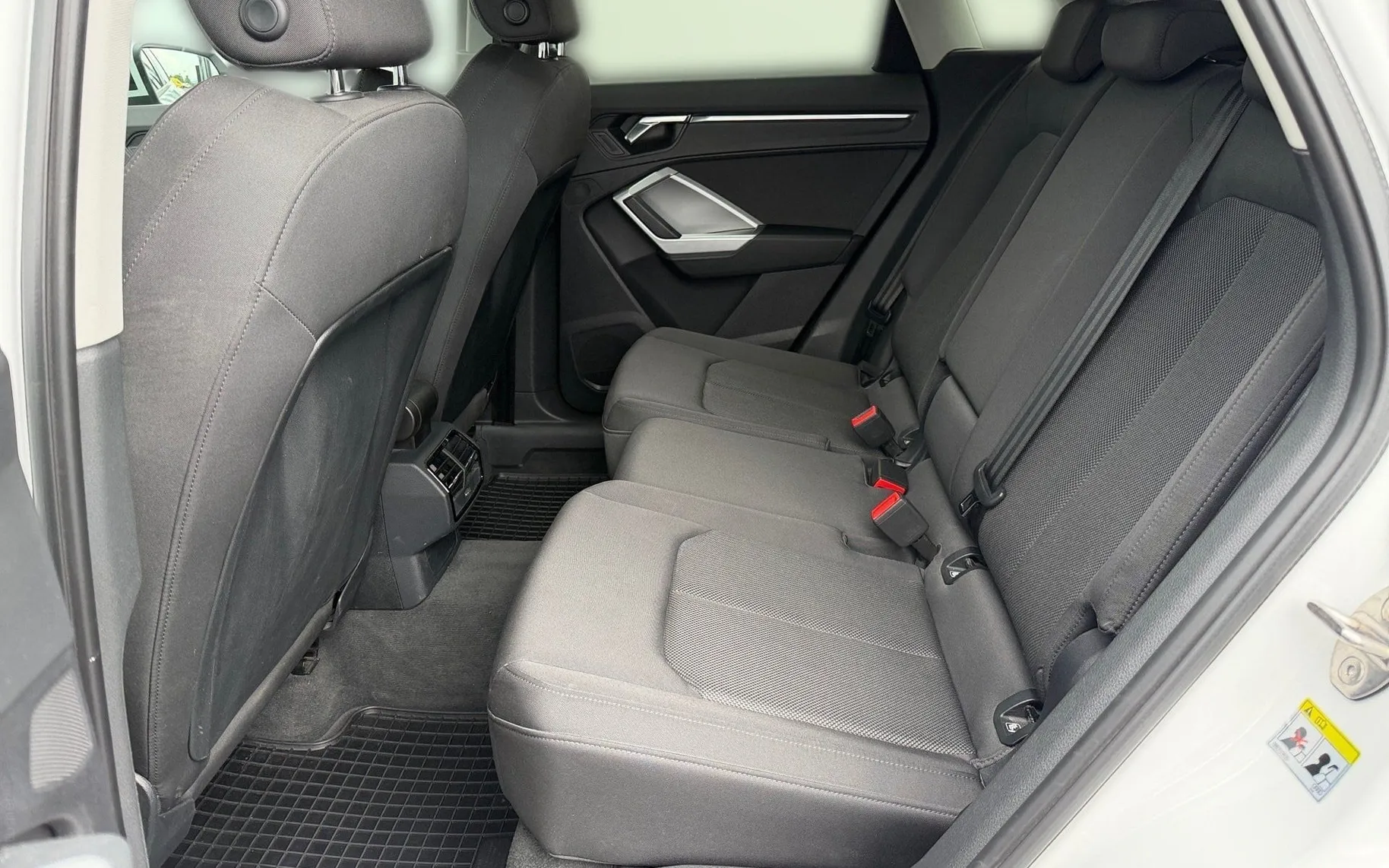 Notranja slika - Audi Q3 - 35 TDI S line S tronic-SLO-ACC-Mrtvi kot-Ambient.. - 11