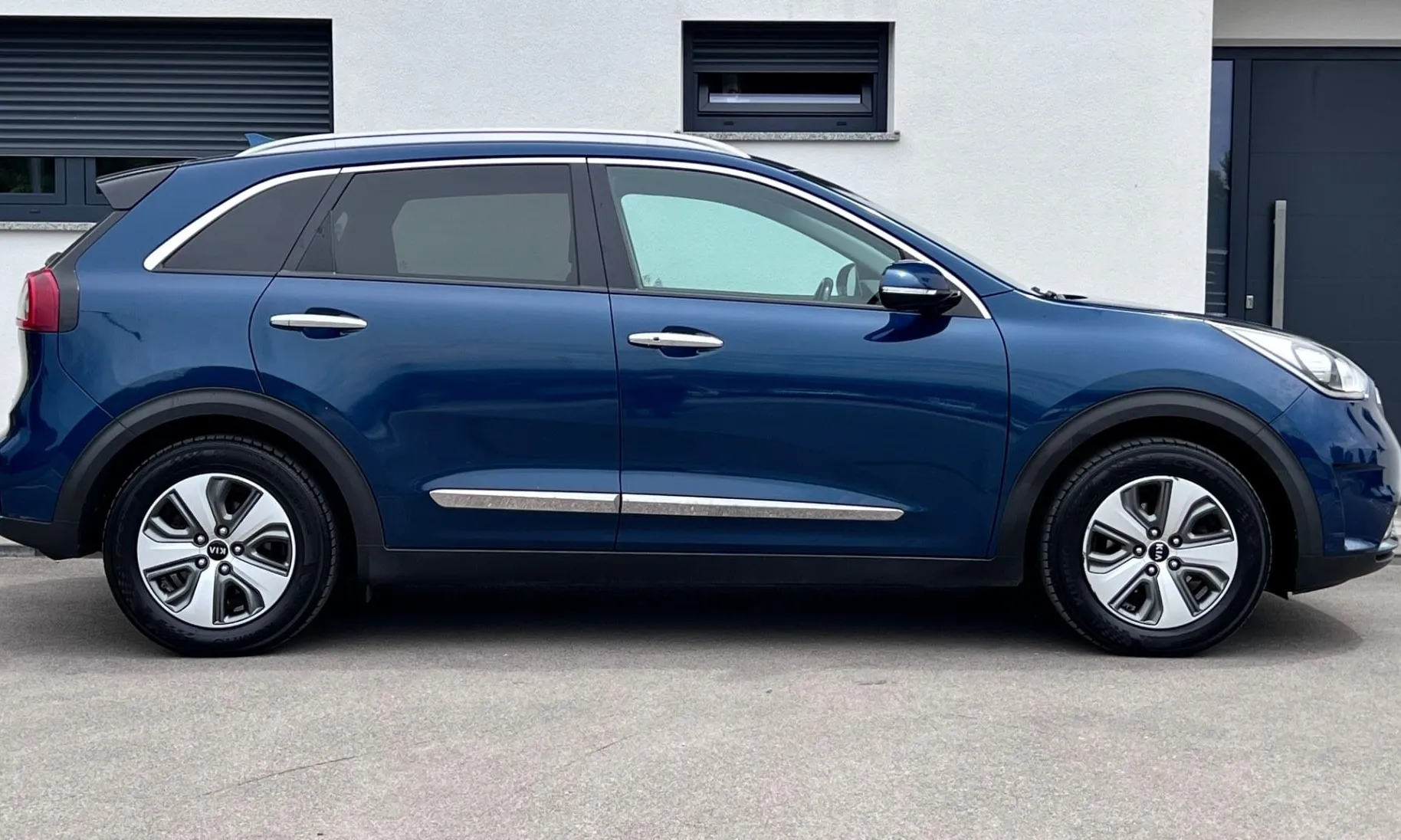 Zunanja slika - KIA Niro - 1.6 PHEV+1.LAST+SLO+KAMERA+MRTVI KOT+JBL+KLJUKA - 4