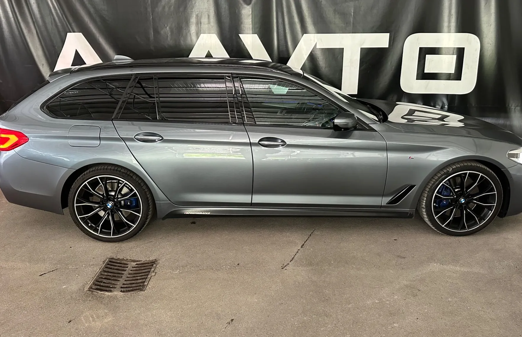 Zunanja slika - BMW Serija 5 - Touring: 540i xDrive MSPORT-PERFORMANCE-ADAPTIVE-PANO-VK - 3