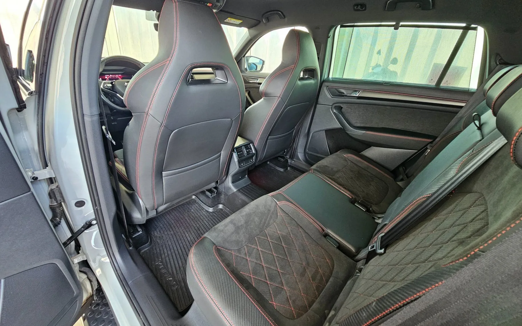 Notranja slika - Škoda Kodiaq - 4x4 2.0 TSI RS DSG |VIRTUAL|NAVI|RADAR|LANE|NARDO| - 10