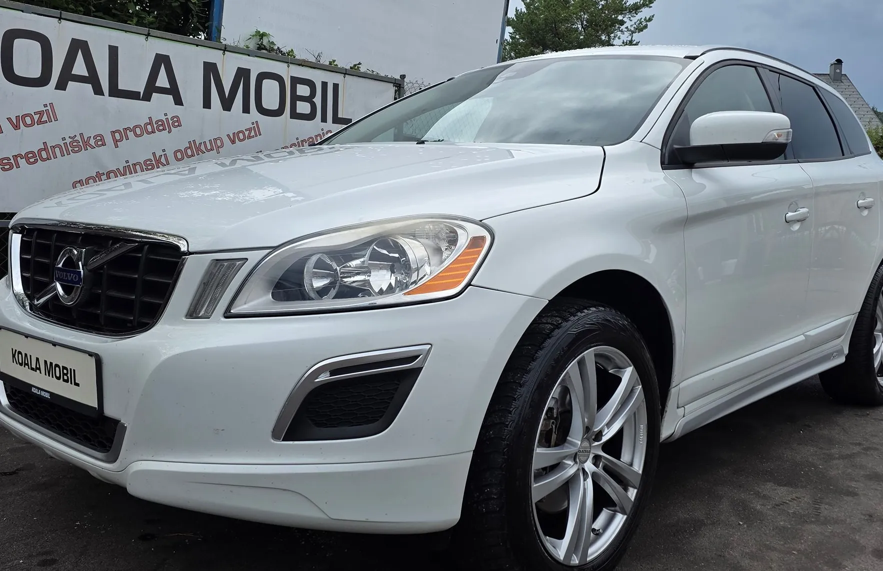 Zunanja slika - Volvo XC60 - FWD D4 MOMENTUM AVTOMATIK-ALU PLATIŠČA-KLIMA-NAVI - 20