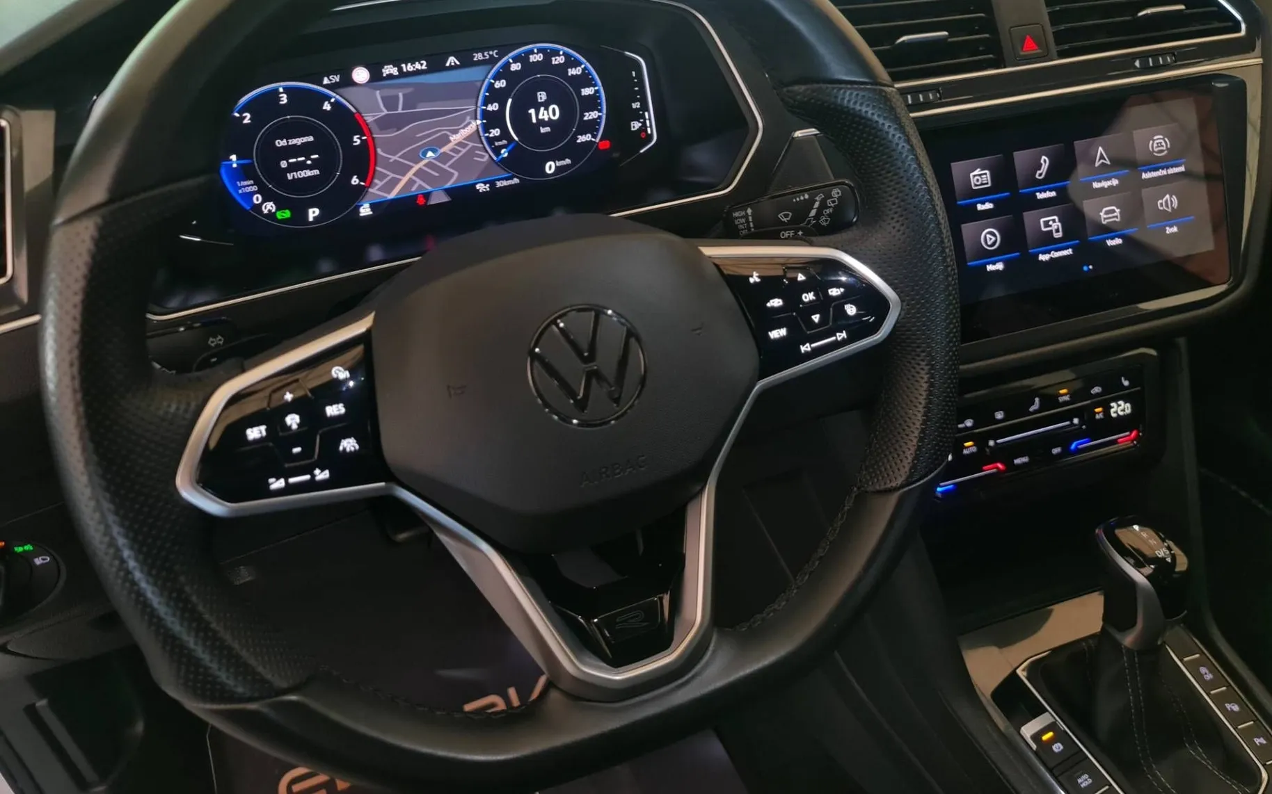 Notranja slika - Volkswagen Tiguan Allspace - 4motion 2.0 TDI R-Line DSG Matrix.virtual.Harm. - 11