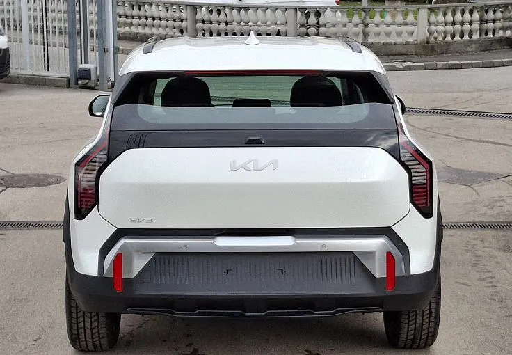 Zunanja slika - KIA EV3 - 58.3 kWh baterija. 150 kW  204 KM  Star + TČ - 3