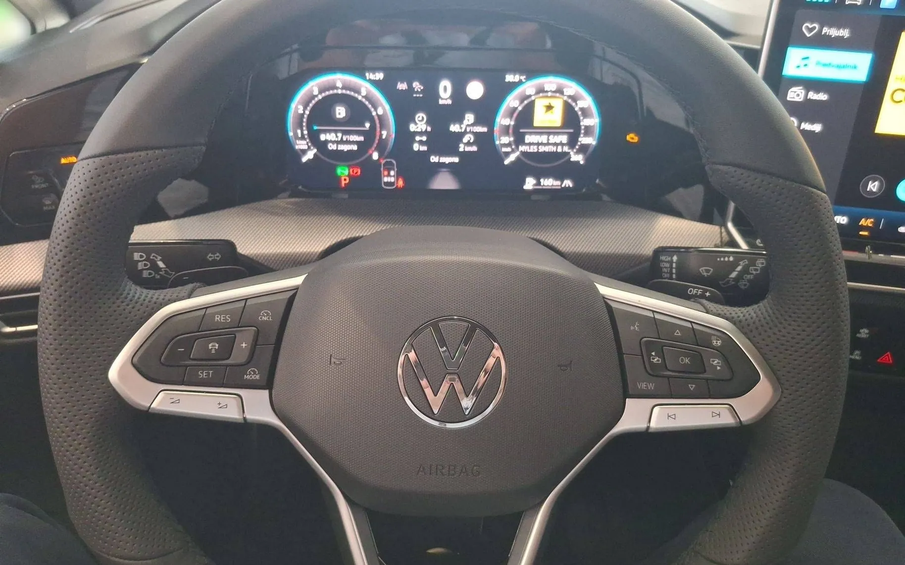 Notranja slika - Volkswagen Golf - 1.5 eTSI BMT 4Joy DSG - 8