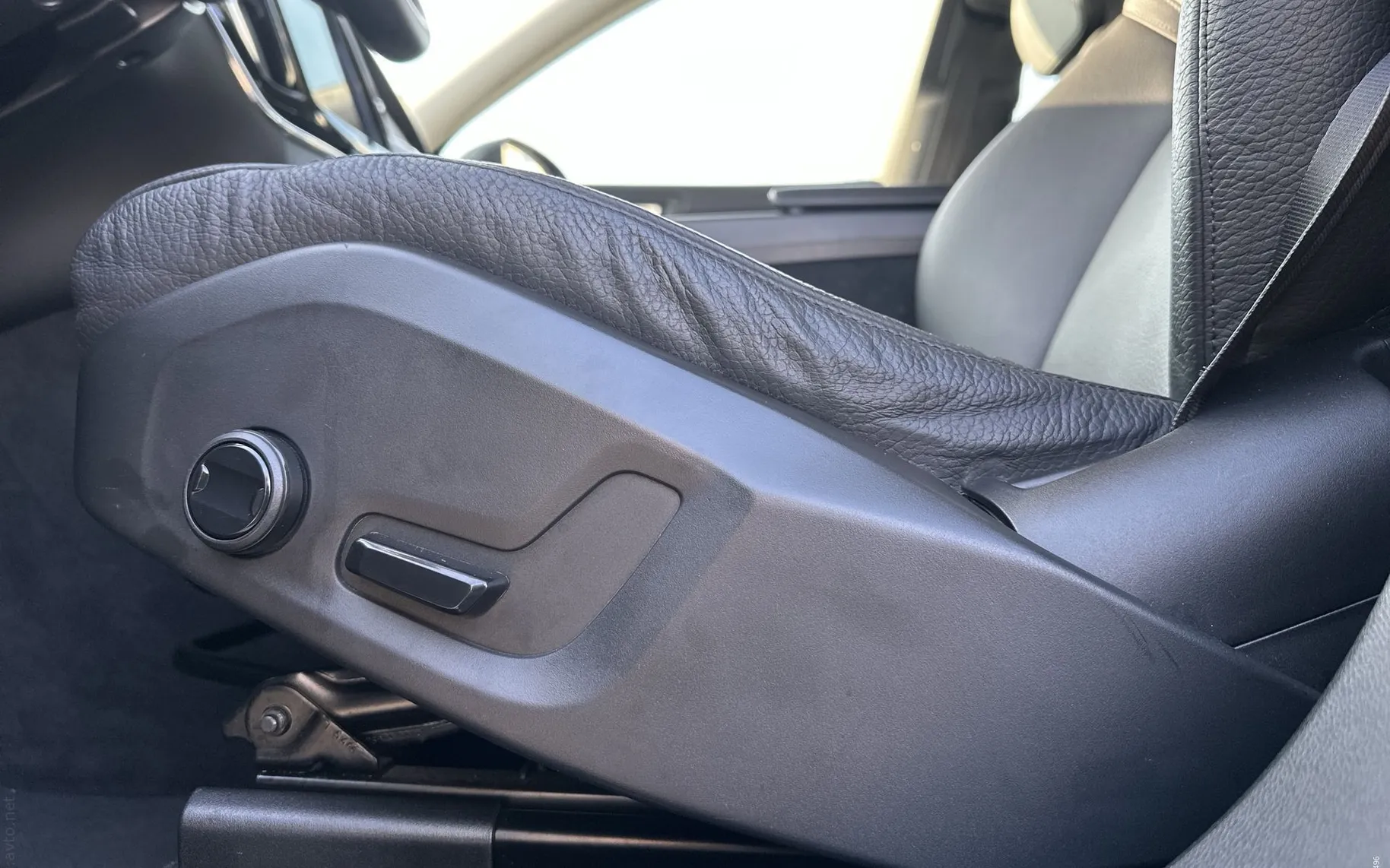 Notranja slika - Volvo XC60 - B4 D Core AT - 30