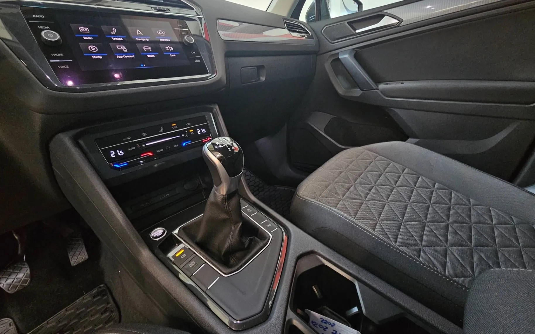 Notranja slika - Volkswagen Tiguan - 2.0 TDI BMT Life - 8