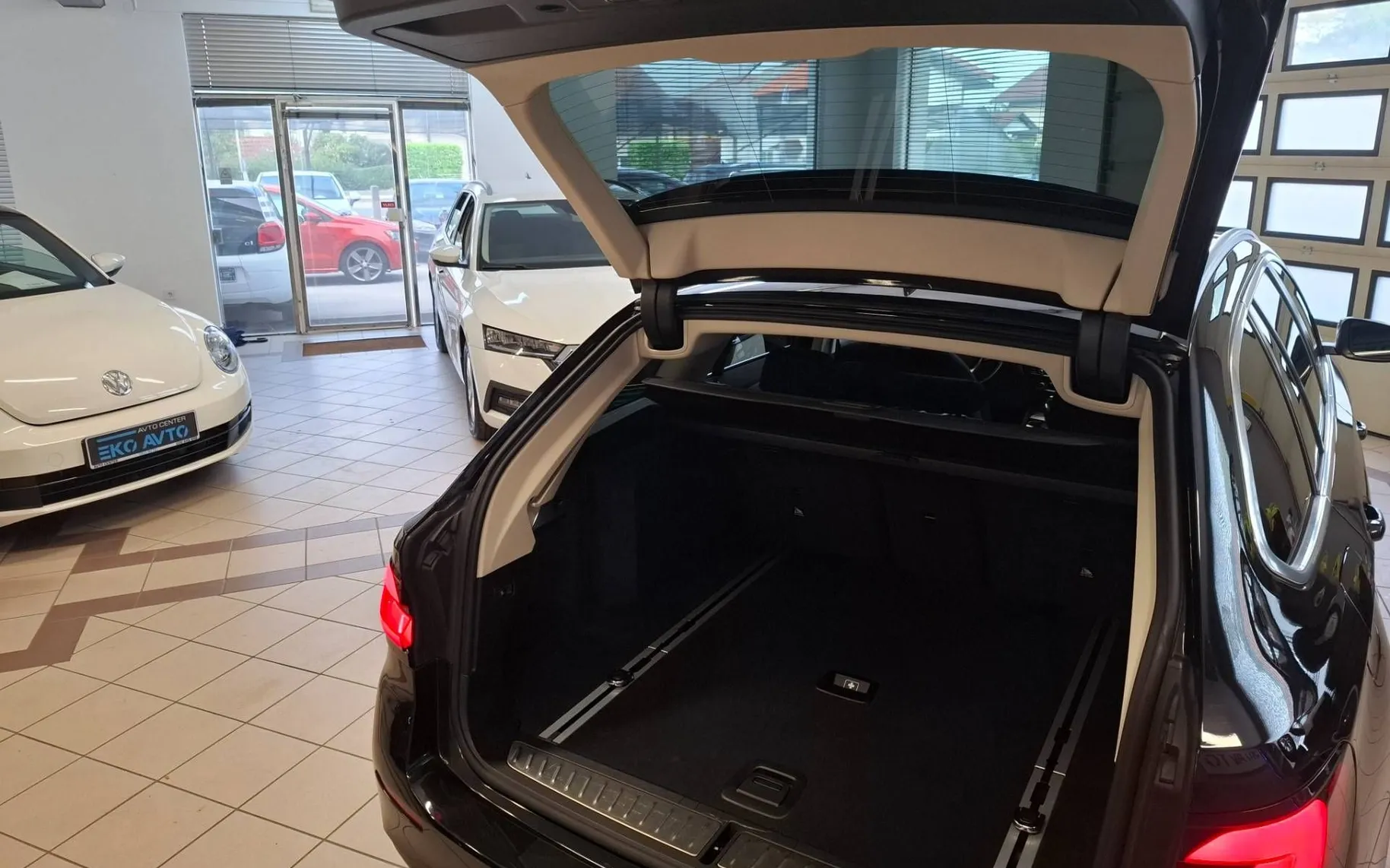 Notranja slika - BMW serija 5 Touring: - 520d xDrive Touring Avt. VIRTUAL-LED-VELIKA NAVI- - 12