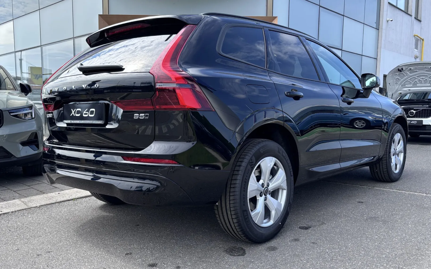 Zunanja slika - Volvo XC60 - B5P  Core AT AWD 3 leta garancije + 3 servisi - 4