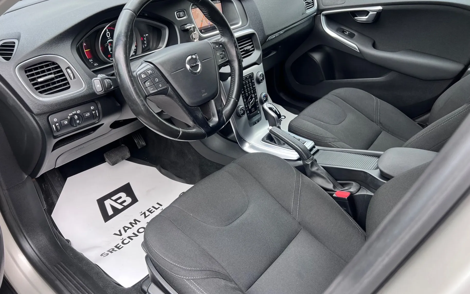 Notranja slika - Volvo V40 Cross Country - 2.0TD+NAV+VIRTUAL+PDC+ALU... - 9