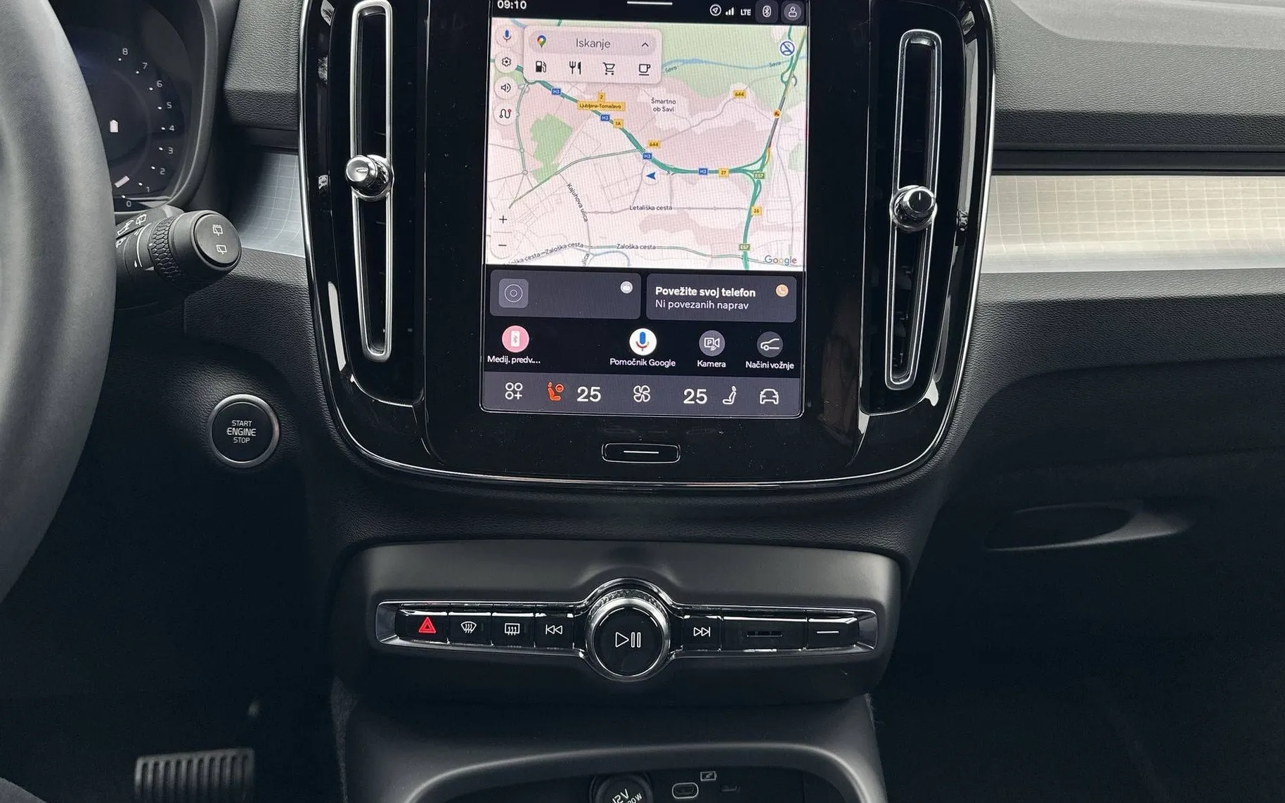 Notranja slika - Volvo XC40 - B3 P Plus Black Edition Avt. - 18
