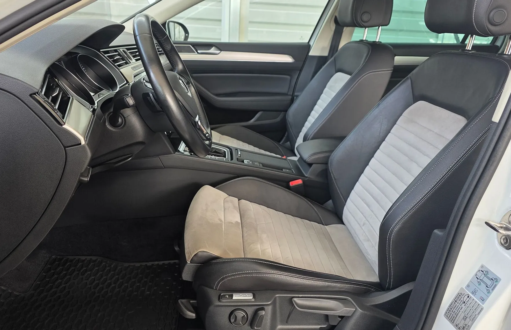 Zunanja slika - VW Passat - Variant 2.0 TDI - DSG - MRTVI KOT - LIN7 ASSIST - FUL LED - 8