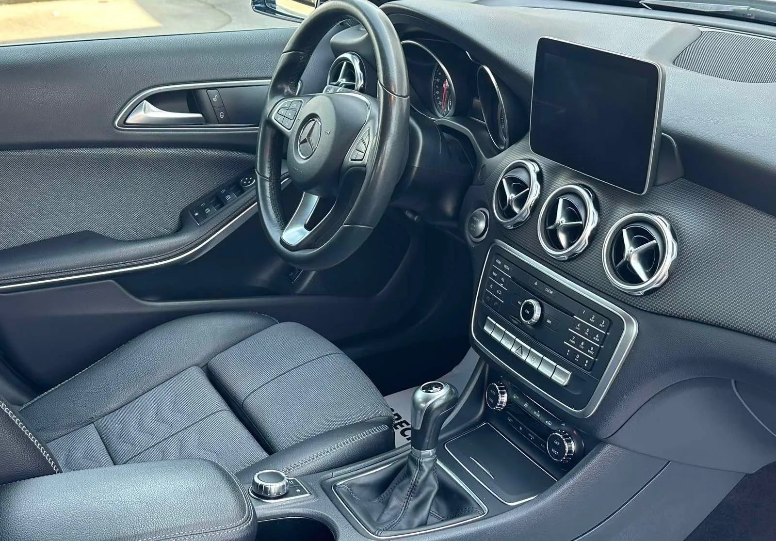 Notranja slika - Mercedes-Benz GLA-Razred - GLA 180+R.KAMERA+USNJE+ALU - 12