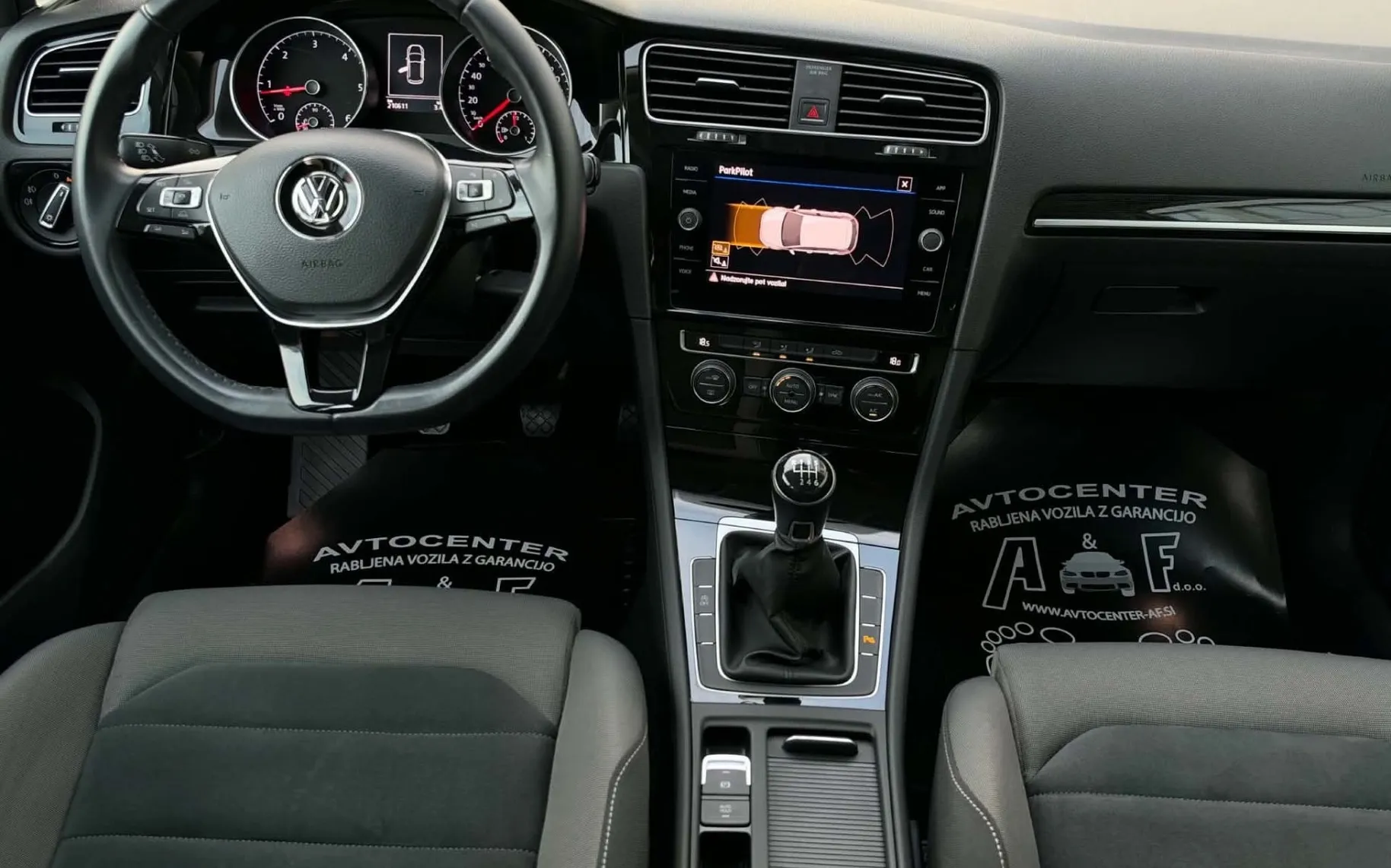 Notranja slika - Volkswagen Golf - 2.0 TDI-H LINE-BI XENON+ALCANTARA-KREDIT IN LIZING - 9