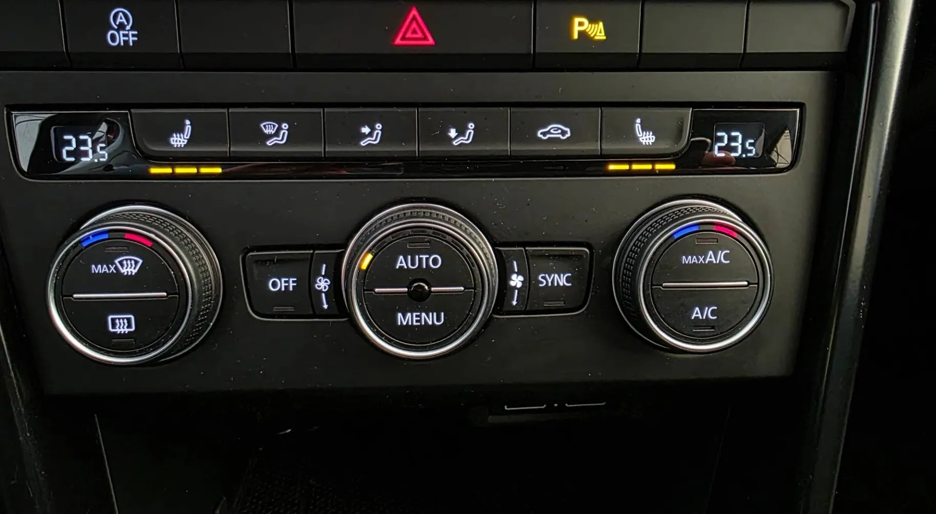 Notranja slika - Volkswagen T-Roc - 1.6 TDI BMT Style Dod.zimske gume na platiščih - 15
