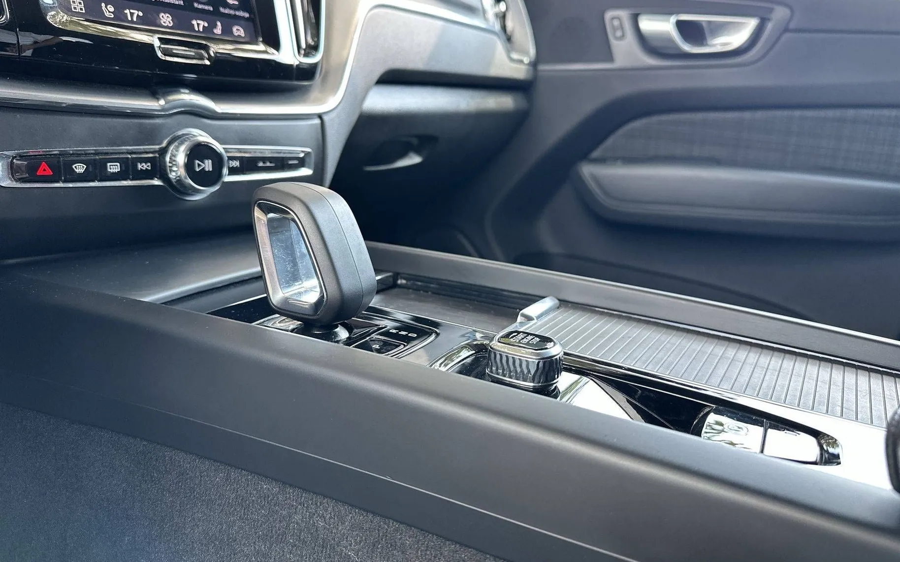 Notranja slika - Volvo XC60 - B4D AWD Core Avt. - 20