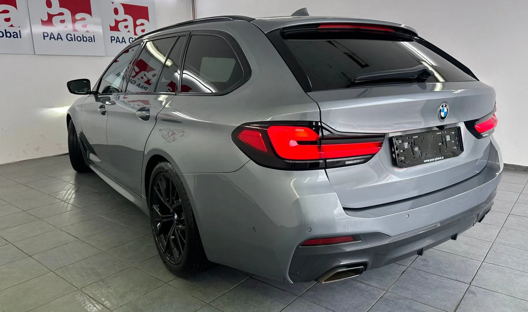 Zunanja slika - BMW Serija 5 - 520d Avt.M Sport.NEMŠKI+4ALU.KAMERA.PANORAMA.USNJE - 13