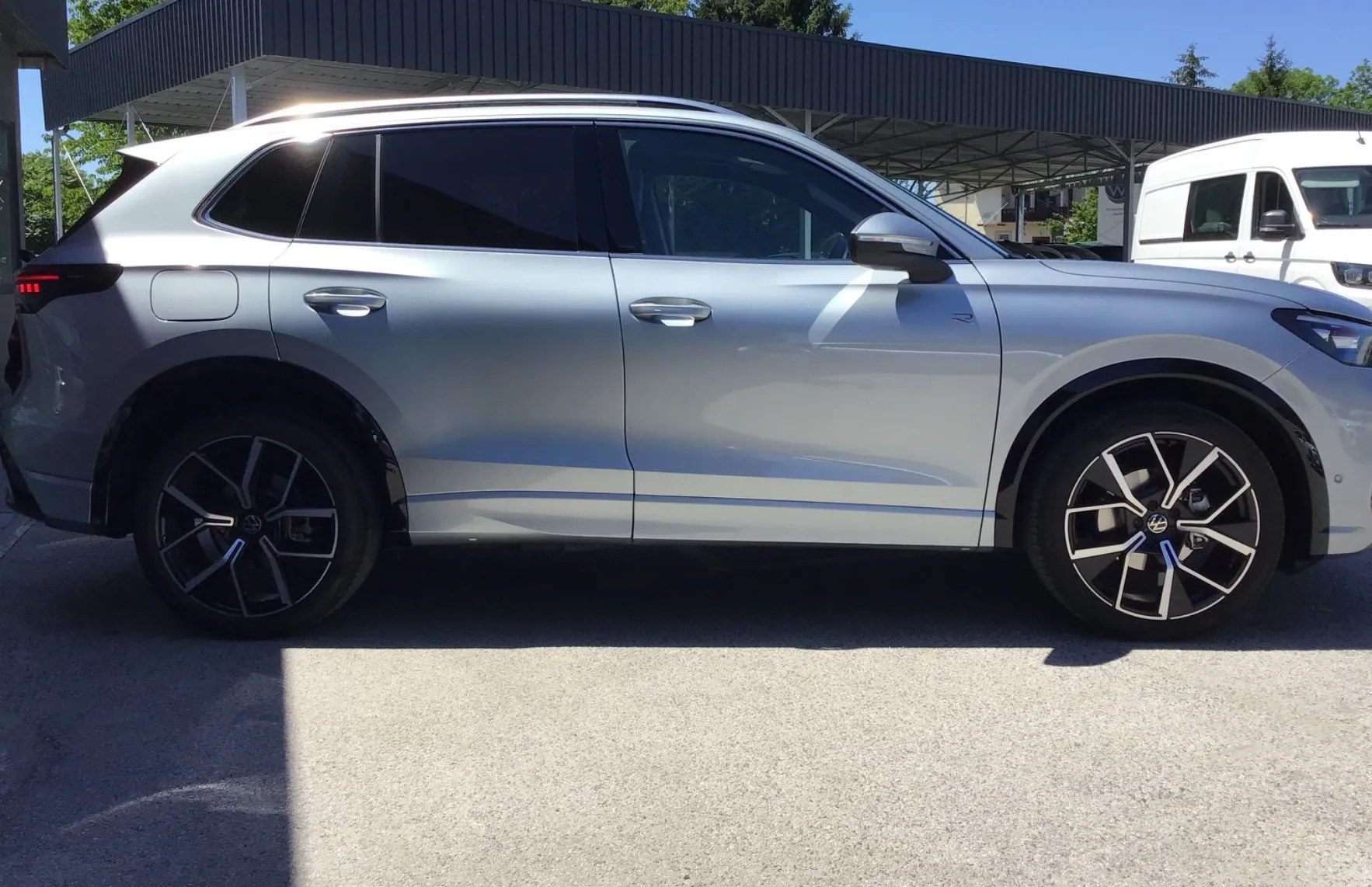 Zunanja slika - Volkswagen Tiguan - 1.5 eTSI BMT R-Line DSG - 4