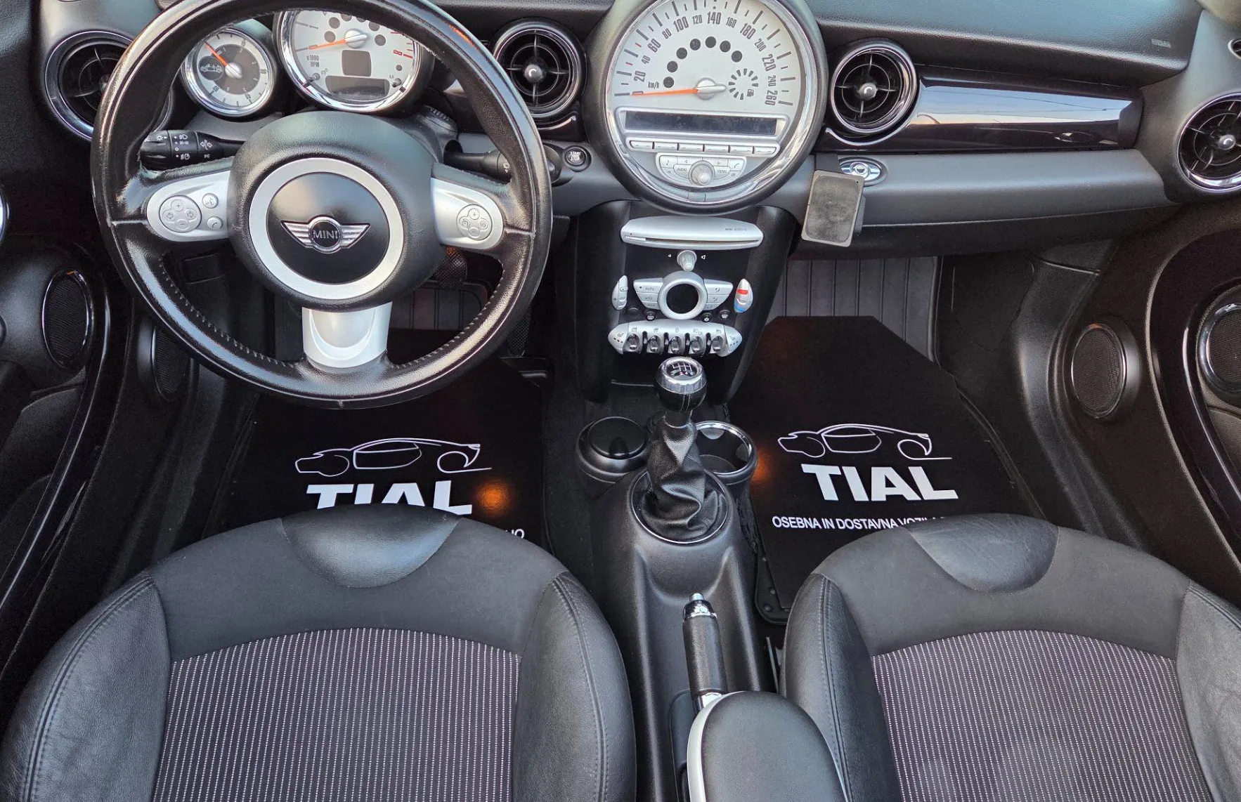 Zunanja slika - MINI Cabrio - One KLIMA-ALU17-BI XENON-USNJE-SERVISNA - 14