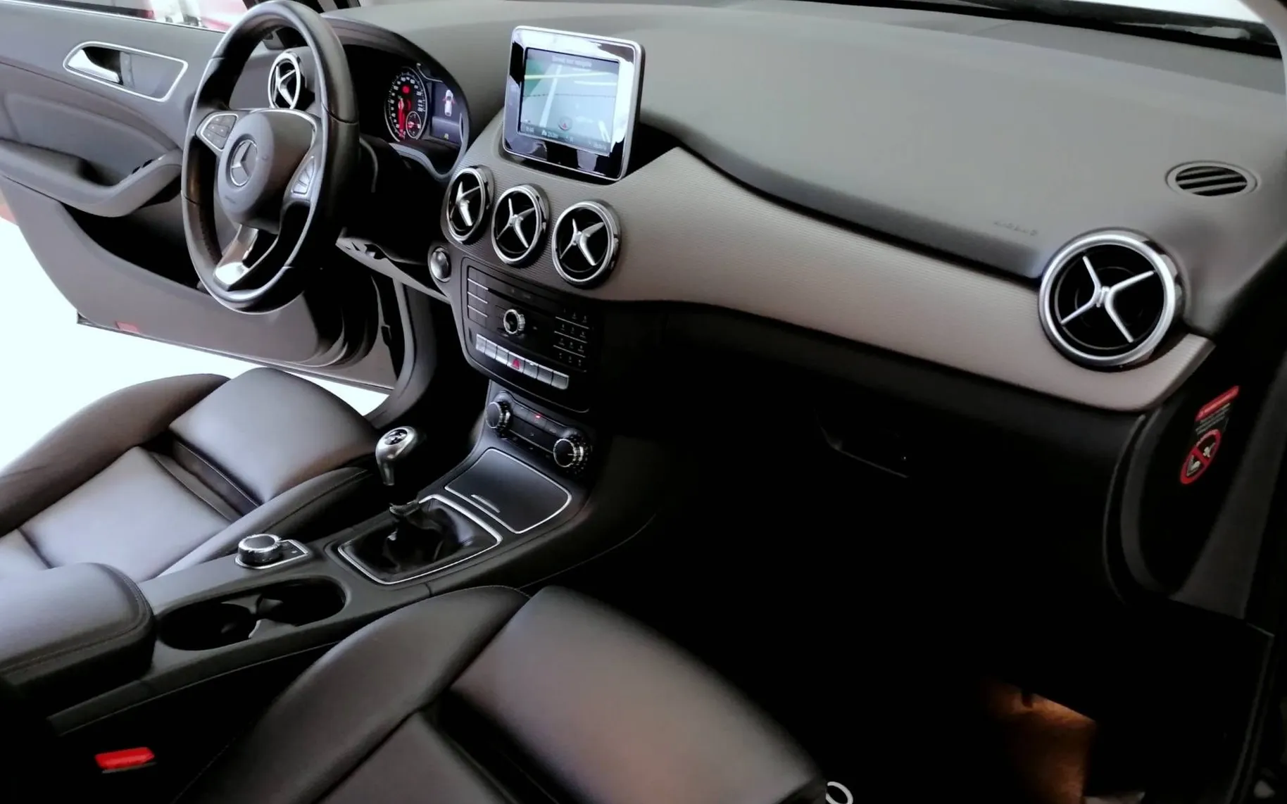Notranja slika - Mercedes-Benz B-Razred - B 180 d Style FULL LED ALU NAVI USNJE 1.LASTNIK  . - 7