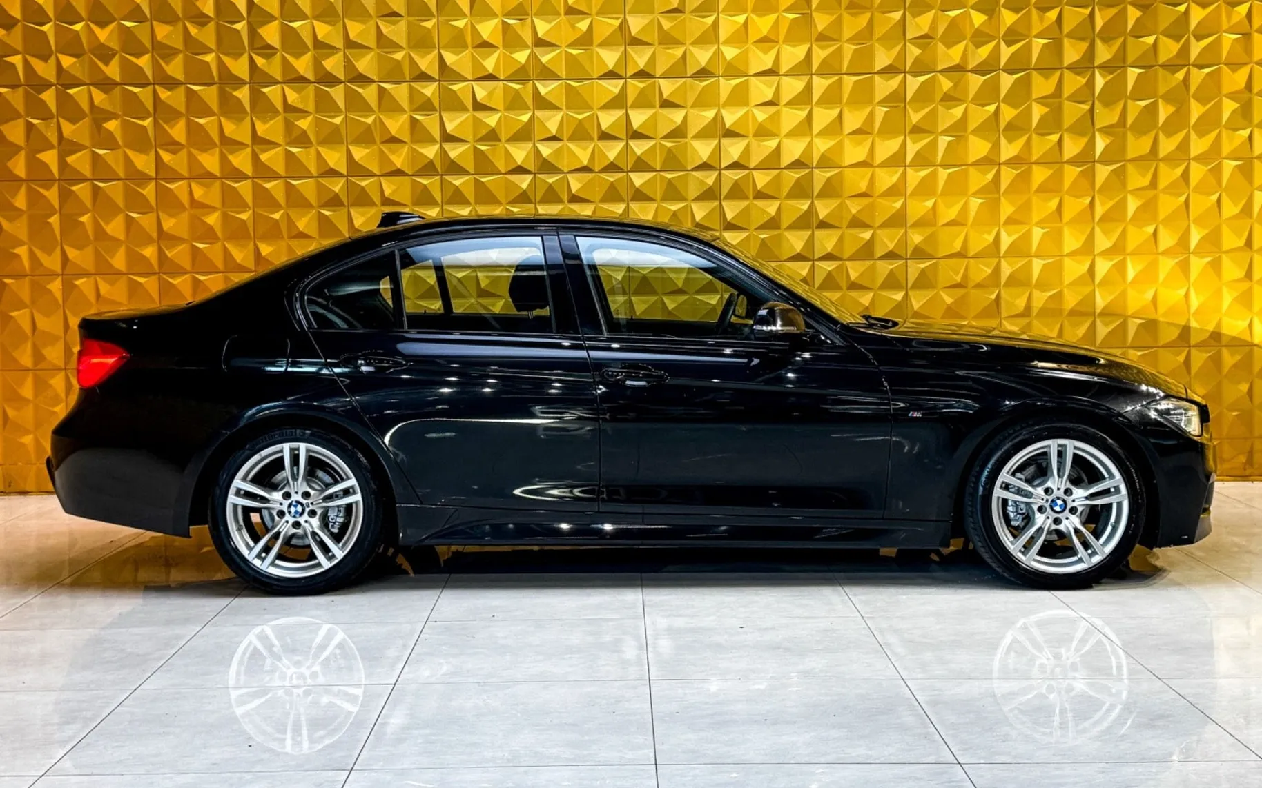 Notranja slika - BMW serija 3: - 316d M Sport - NAV-TEMP-ALCANTARA-GRETJE SEDEŽEV - 12
