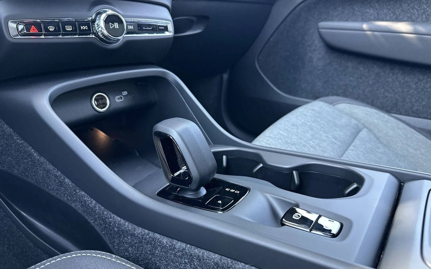 Notranja slika - Volvo XC40 - B3P Core Avt. - 20
