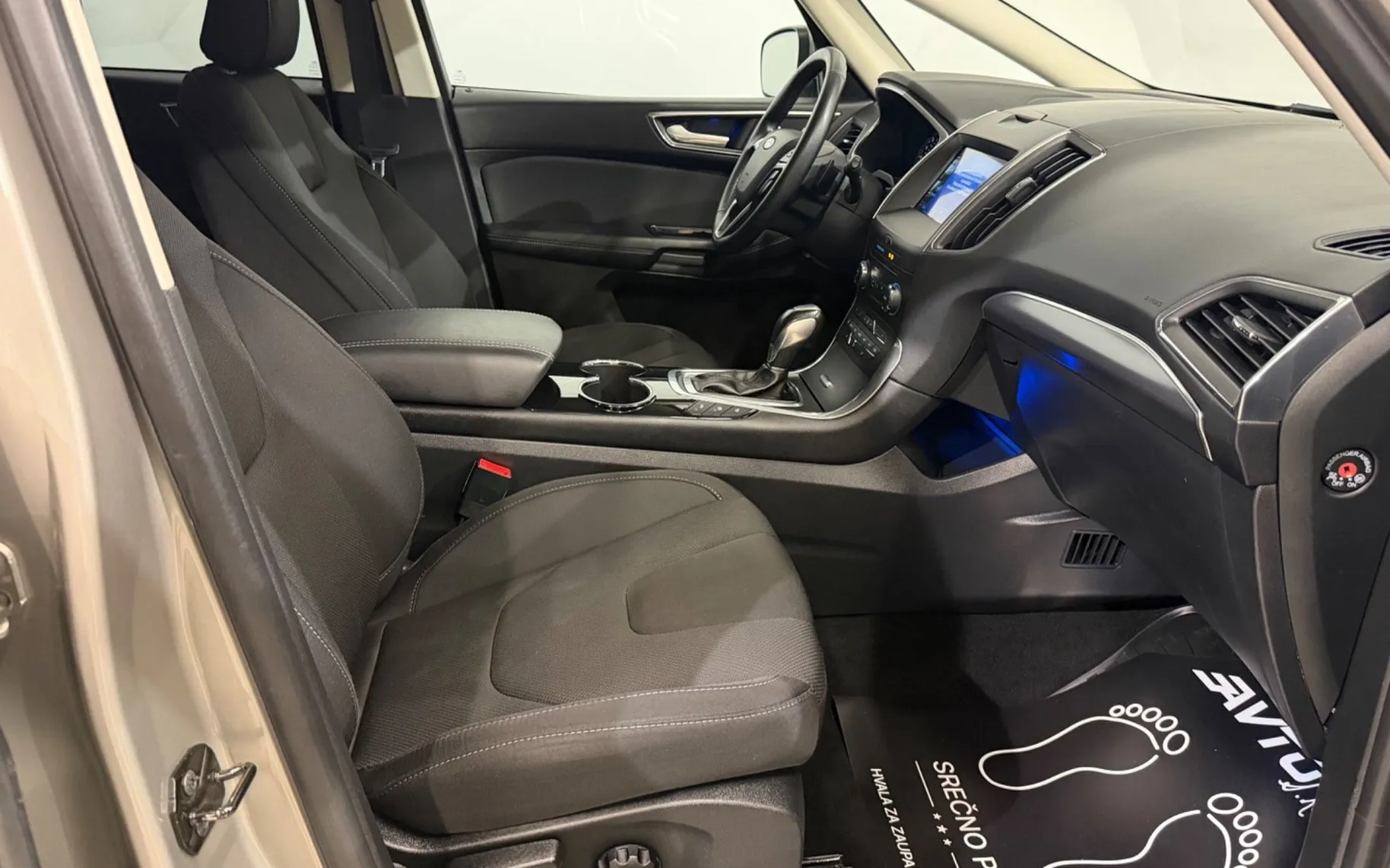 Notranja slika - Ford S-Max - 2.0 TDCi-4X4-BI-XENON-AVT-KAMERA-NAVI-PDC-F1 - 10