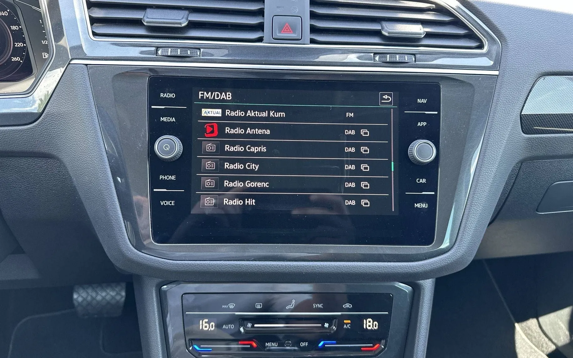 Notranja slika - Volkswagen Tiguan - 2.0 TDI BMT Elegance DSG VIRTUAL ACC KAMERA - 16
