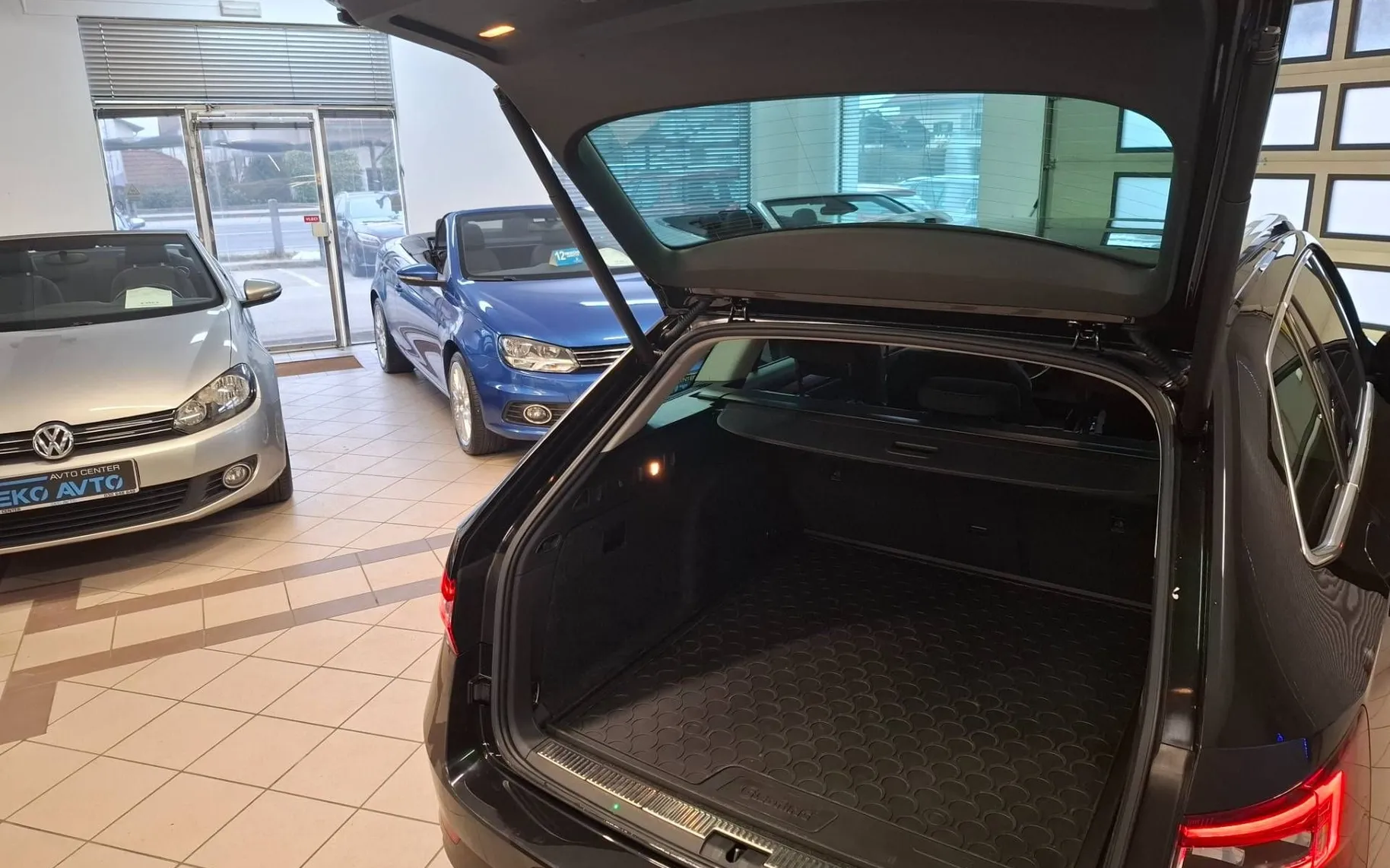 Notranja slika - Škoda Superb - 2.0 TDI 4x4 Sportline Combi DSG 190KM-KAMERA-LED- - 10