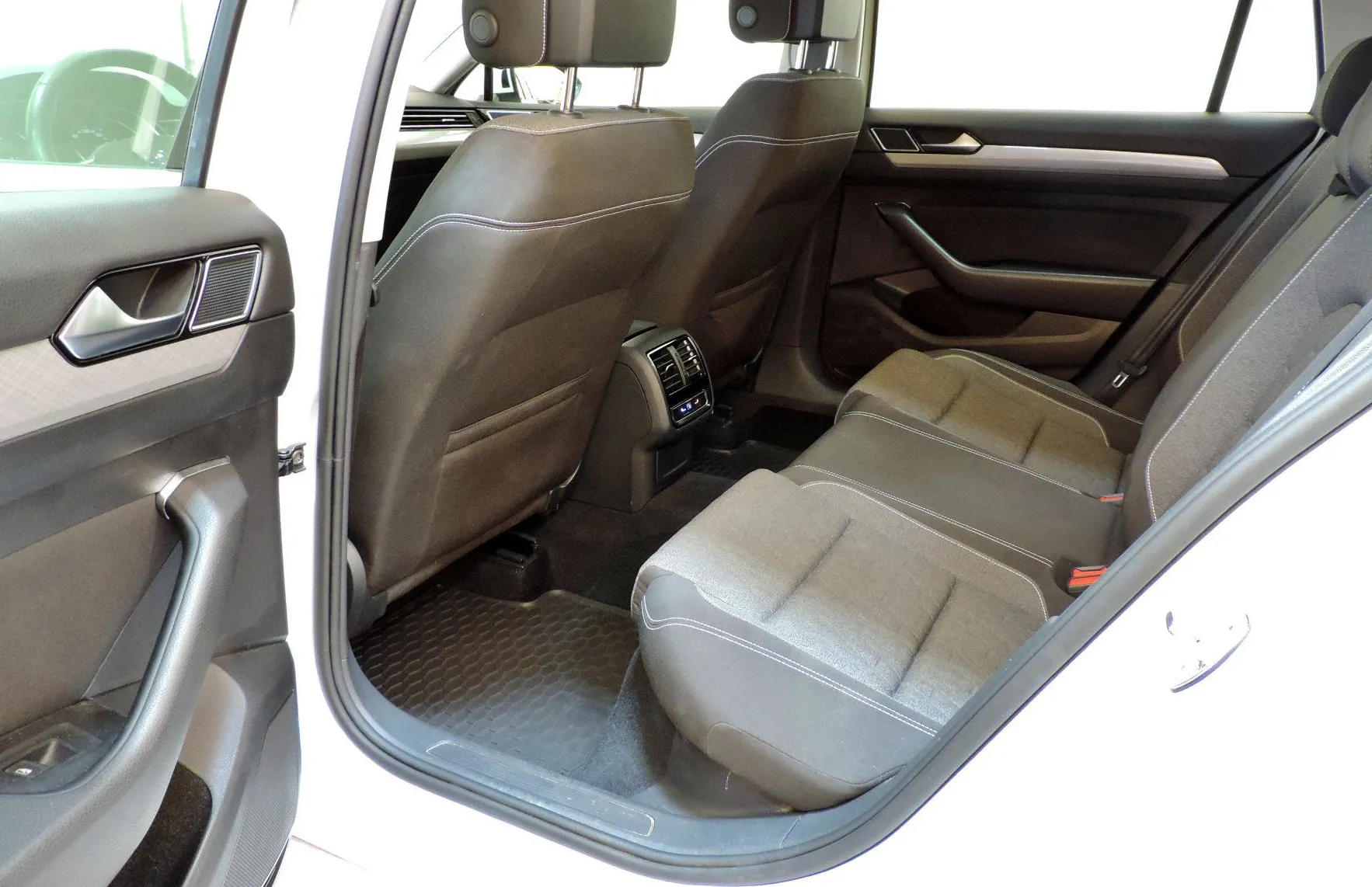 Zunanja slika - Volkswagen Passat - Variant 2.0 TDI BMT SCR Business DSG LED-ACC-KAMERA-M.KOTI - 10