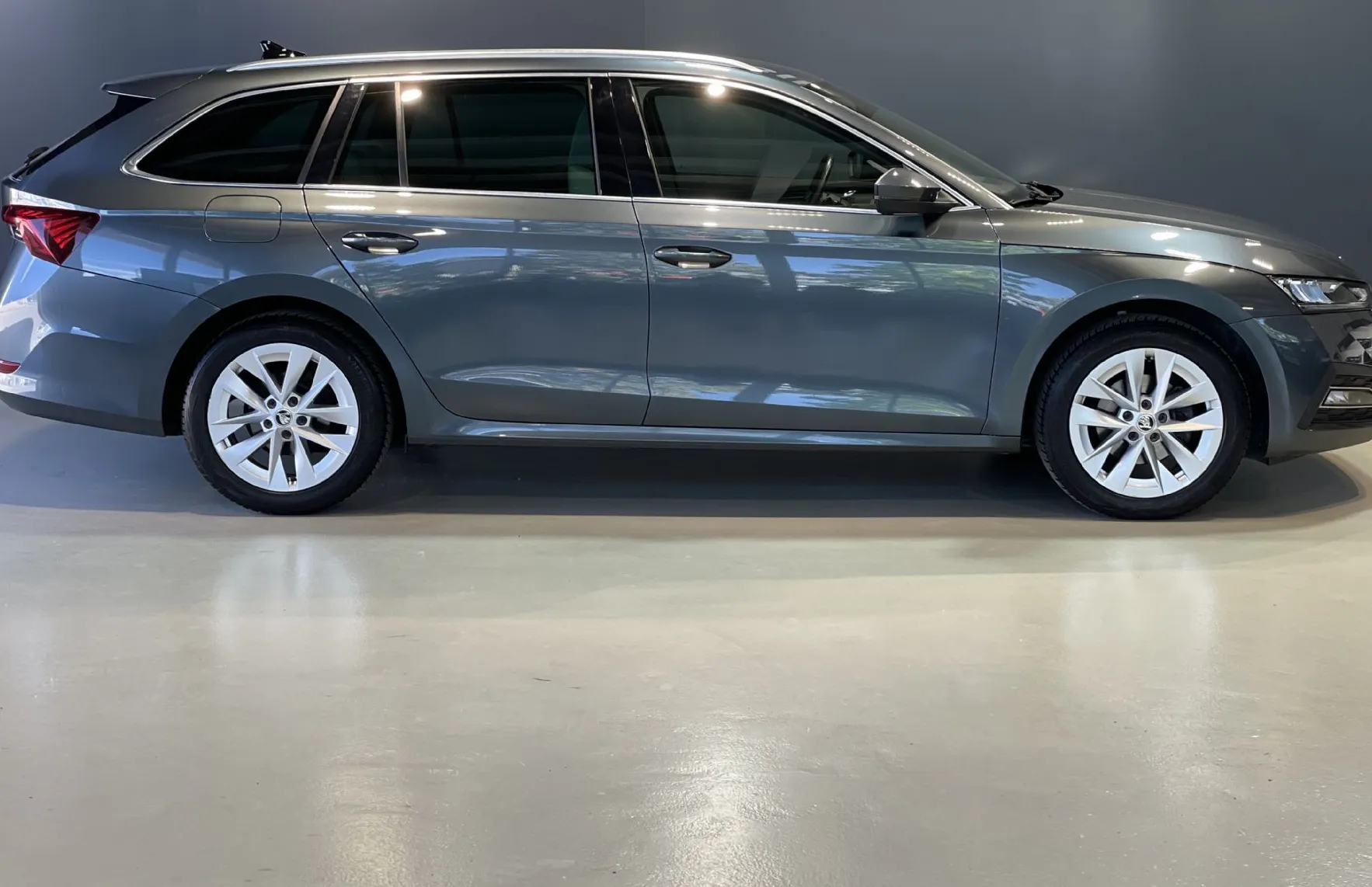 Zunanja slika - Škoda Octavia - VIRTUAL-NAVIGACIJA-LANE-RADAR-LED-DSG-ALU-KEYLESS - 4