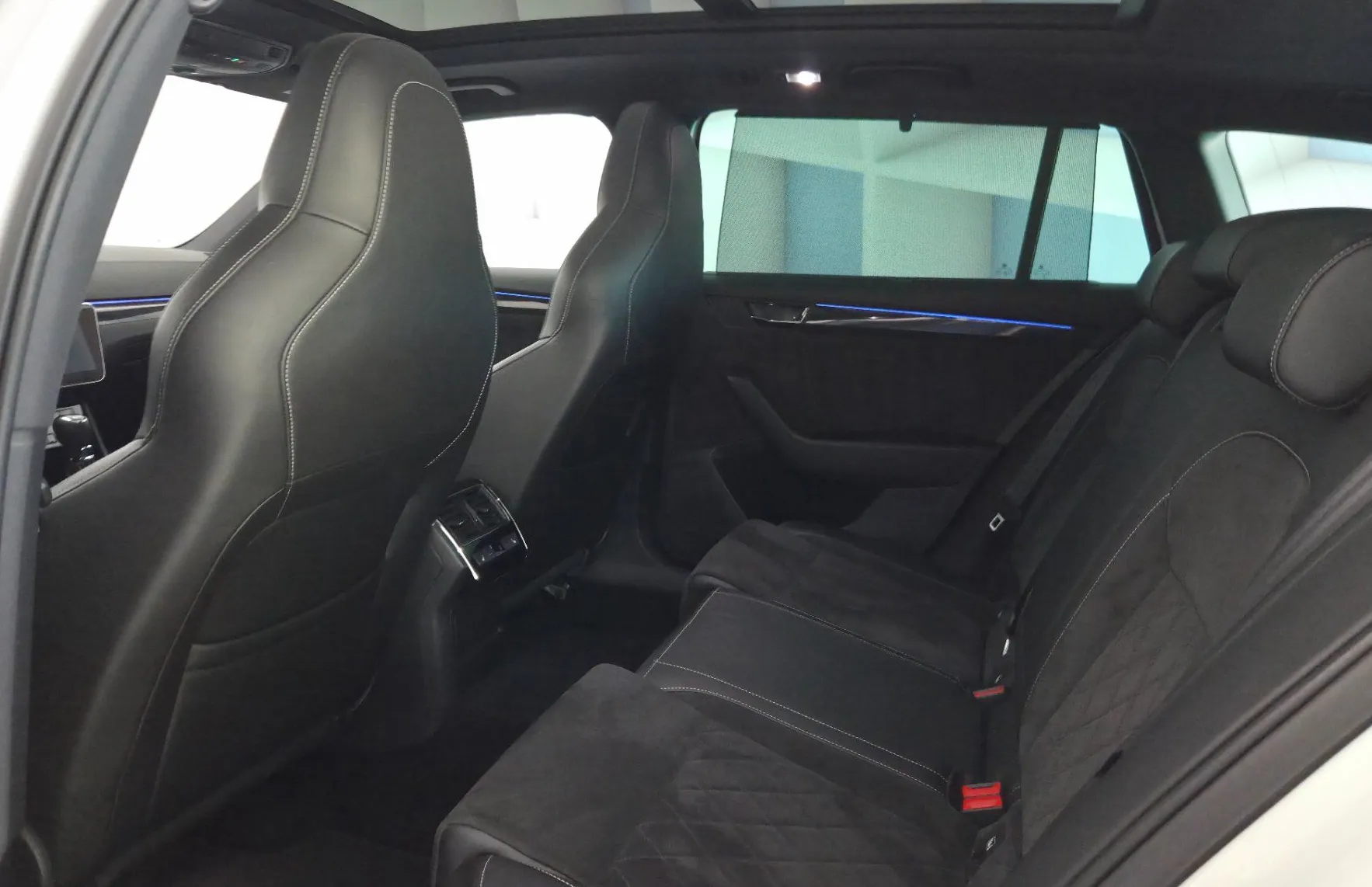 Zunanja slika - Škoda Superb - Combi 4x4 2.0 TDI SportLine DSG-RADAR-DCC-KLJUKA - 13
