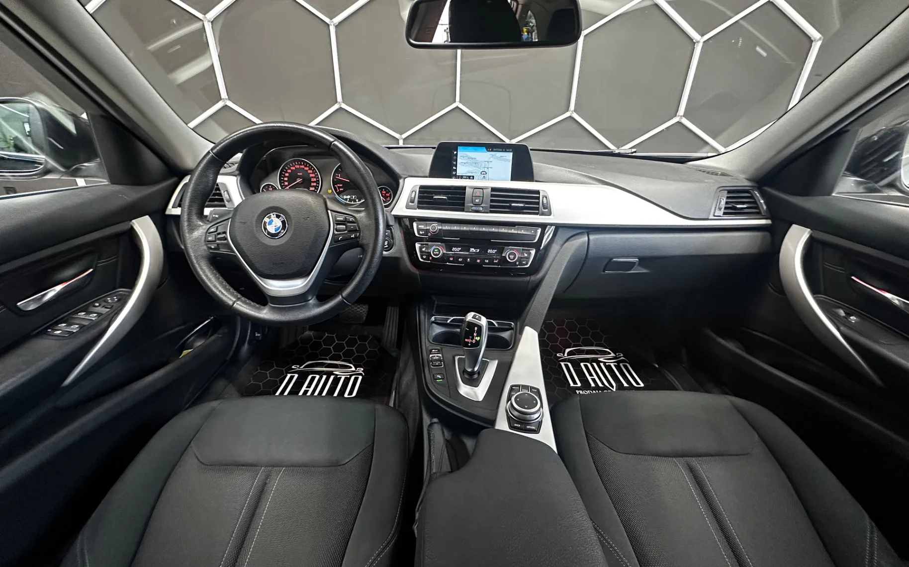 Notranja slika - BMW serija 3 Touring: - 318d Touring LED+NAVI+KAMERA+AVTOMATIK - 9